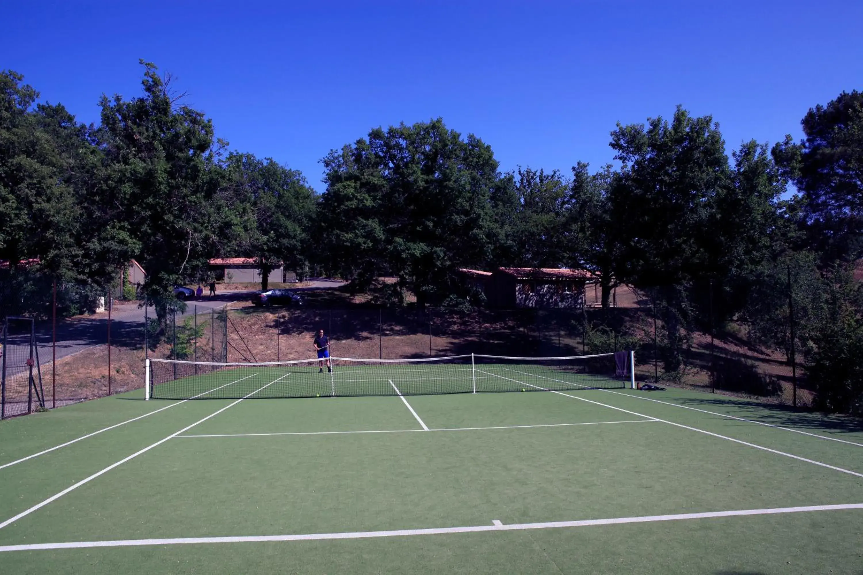Tennis court in Terres de France - Les Hameaux des Lacs Tennis court in Terres de France - Les Hameaux des Lacs