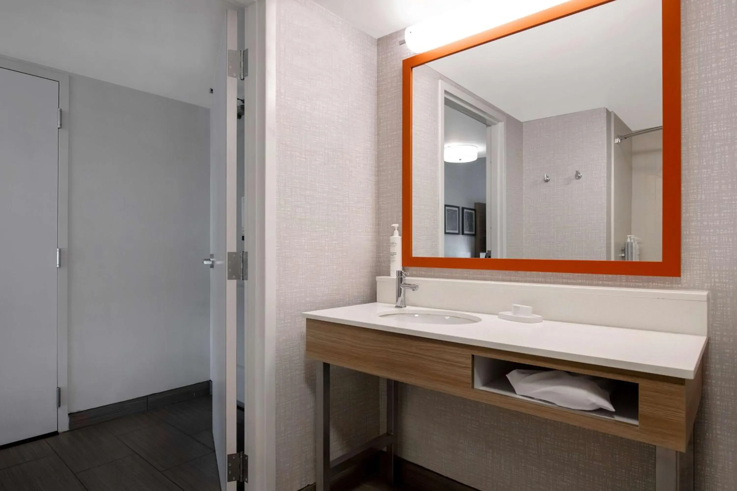 Photo of the whole room in Hampton Inn Anderson/Alliance Business Park Photo of the whole room in Hampton Inn Anderson/Alliance Business Park