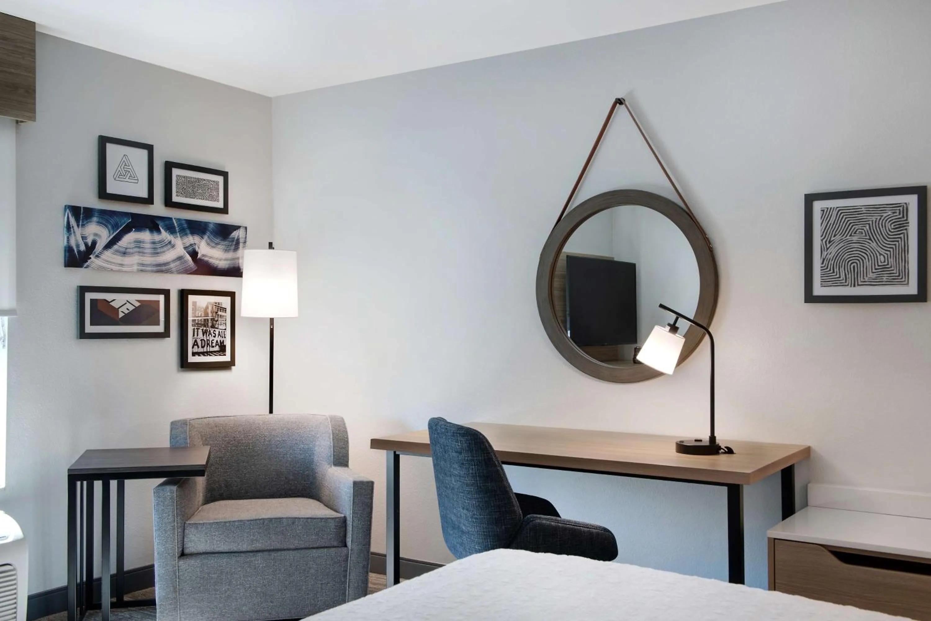 Living room, Bed in Hampton Inn Anderson/Alliance Business Park