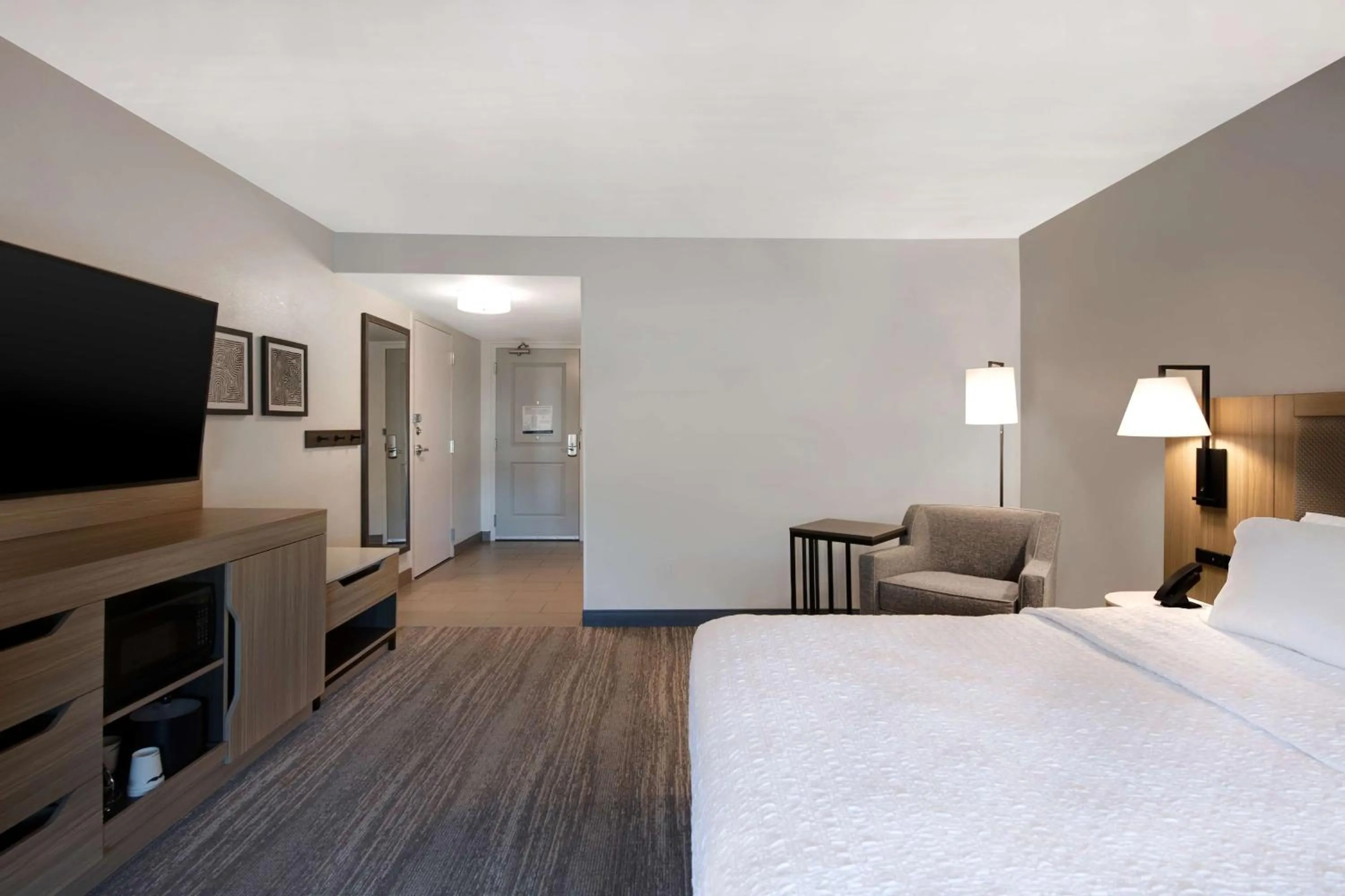 Living room, Bed in Hampton Inn Anderson/Alliance Business Park