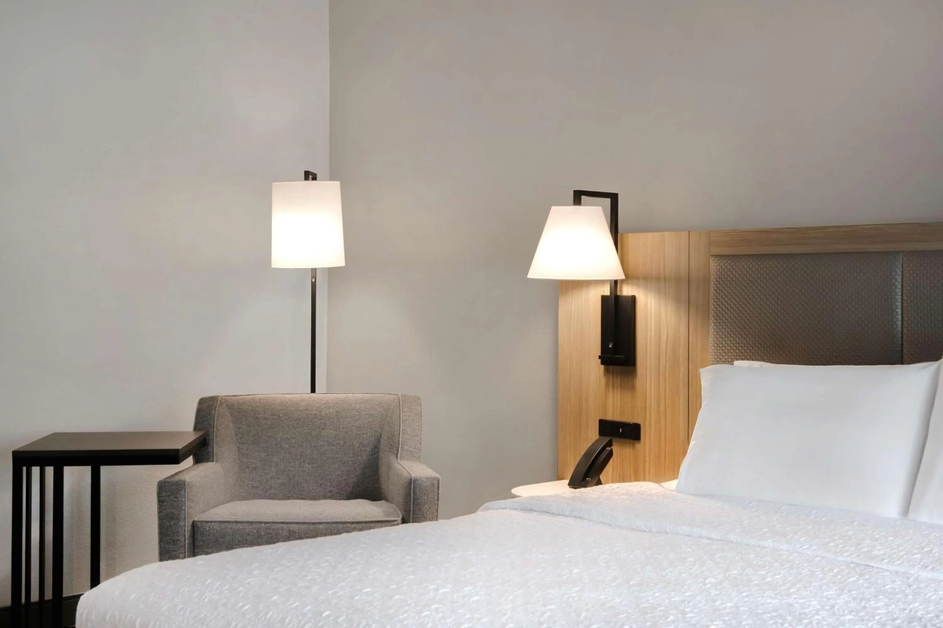 Living room, Bed in Hampton Inn Anderson/Alliance Business Park