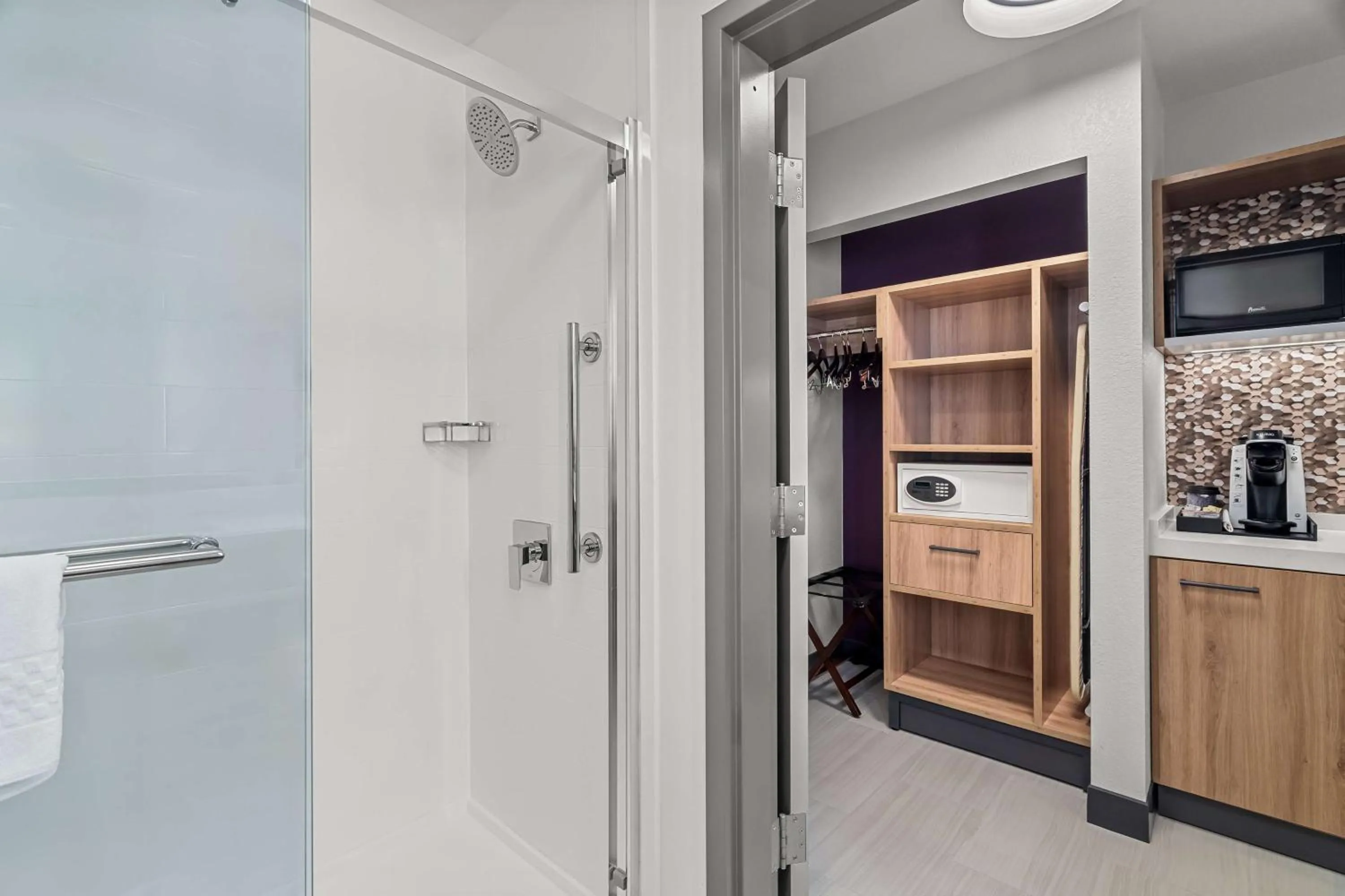 Bedroom in Hilton Garden Inn Cartersville