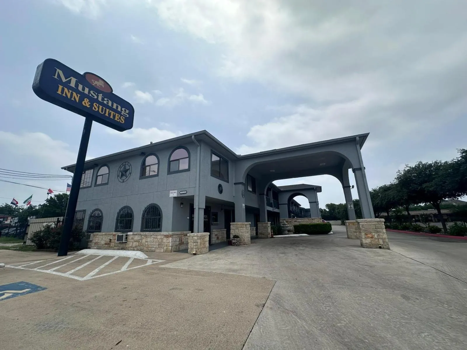 Mustang Inn and Suites