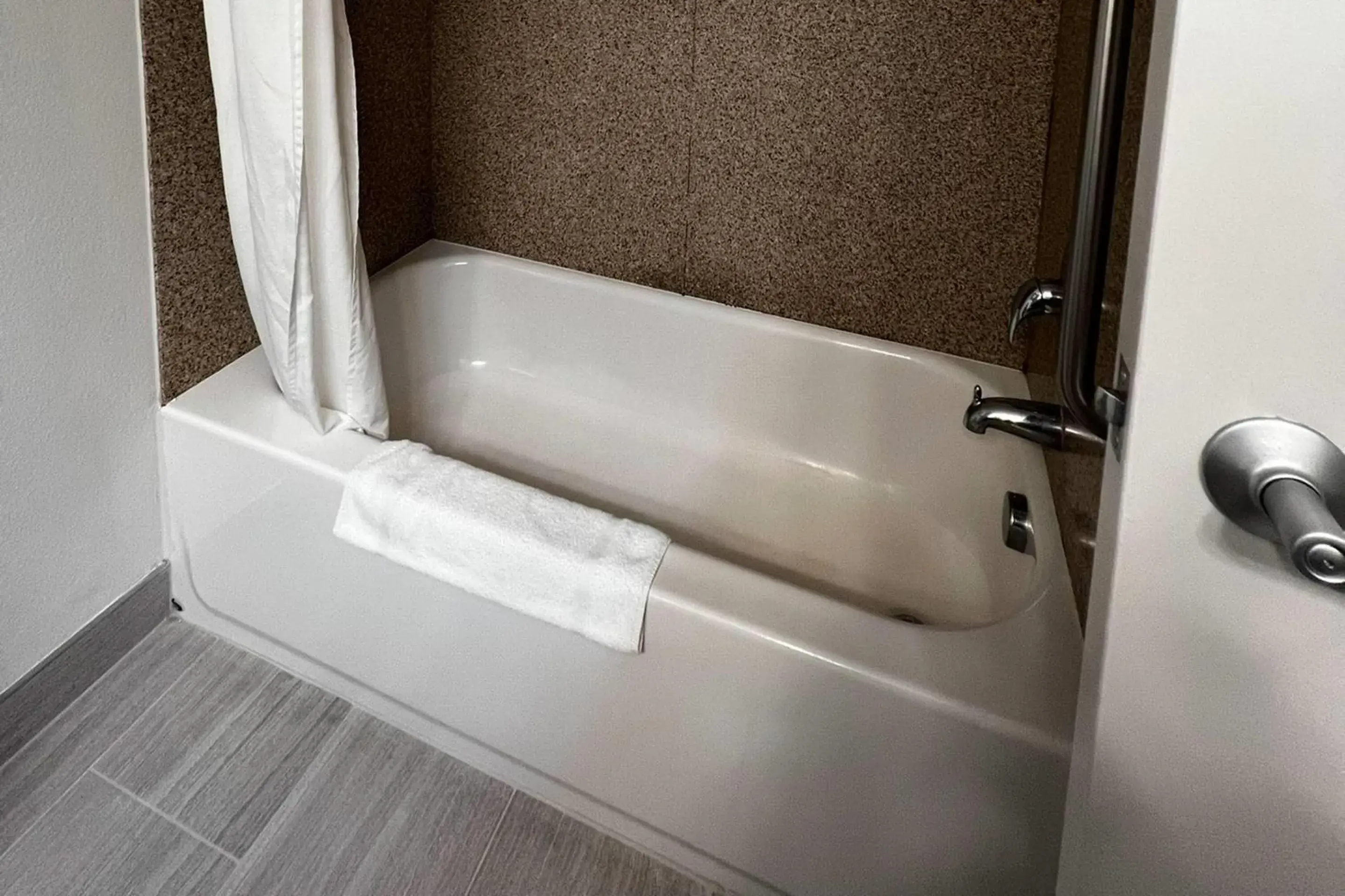 Bedroom in Country Inn & Suites by Radisson, Concord (Kannapolis), NC Bedroom in Country Inn & Suites by Radisson, Concord (Kannapolis), NC