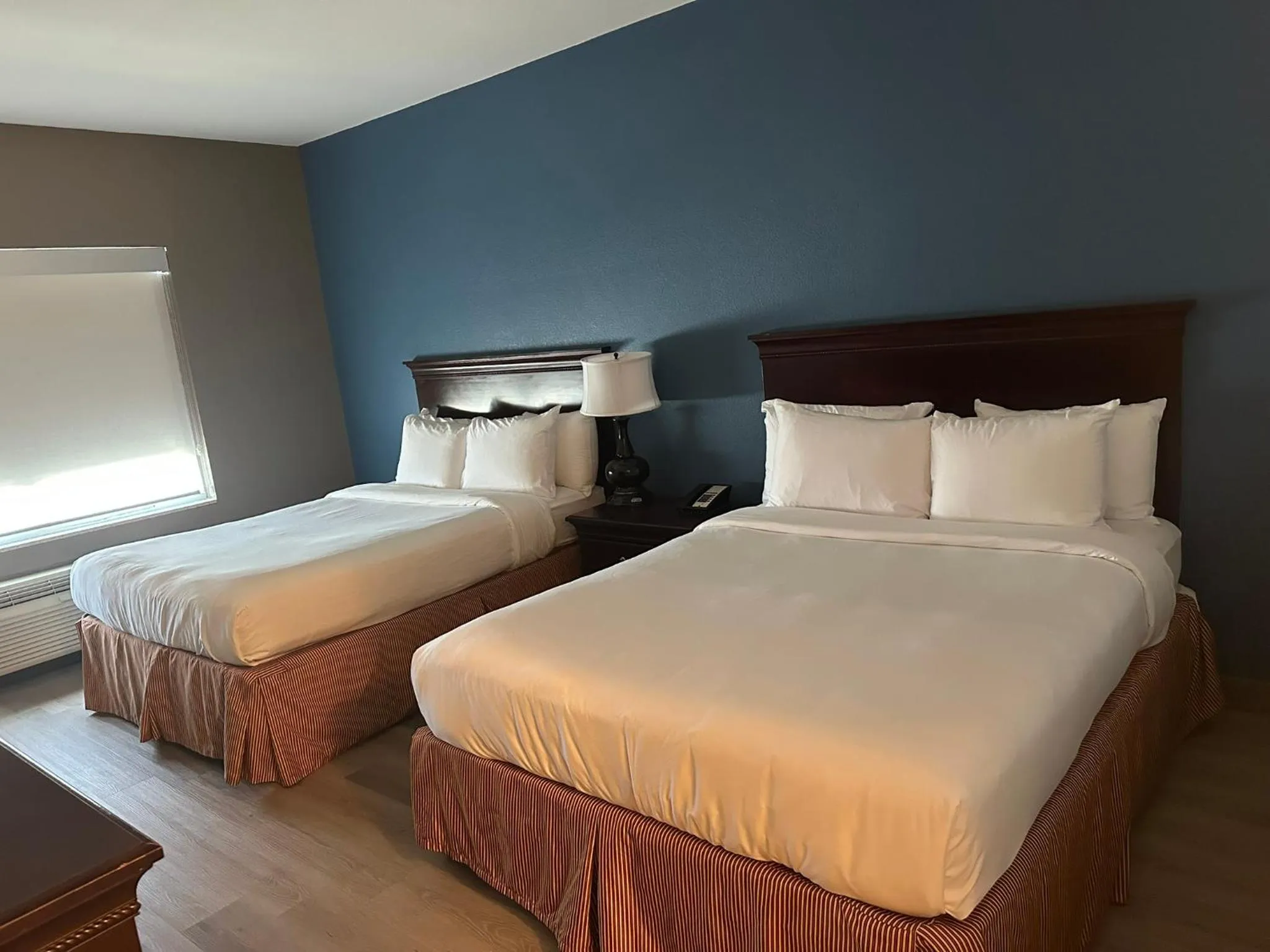 Bed in Country Inn & Suites by Radisson, Concord (Kannapolis), NC
