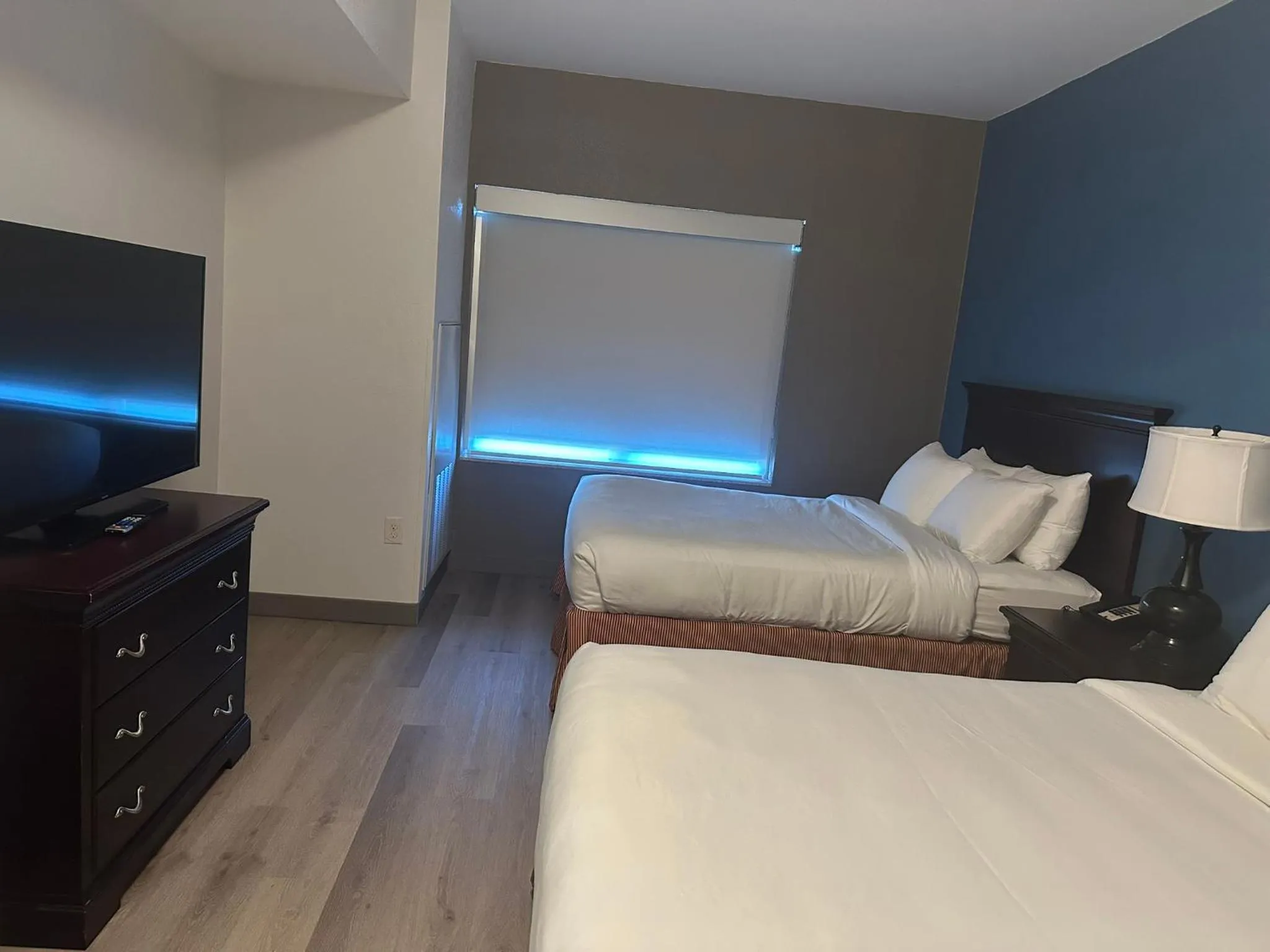 Bed in Country Inn & Suites by Radisson, Concord (Kannapolis), NC