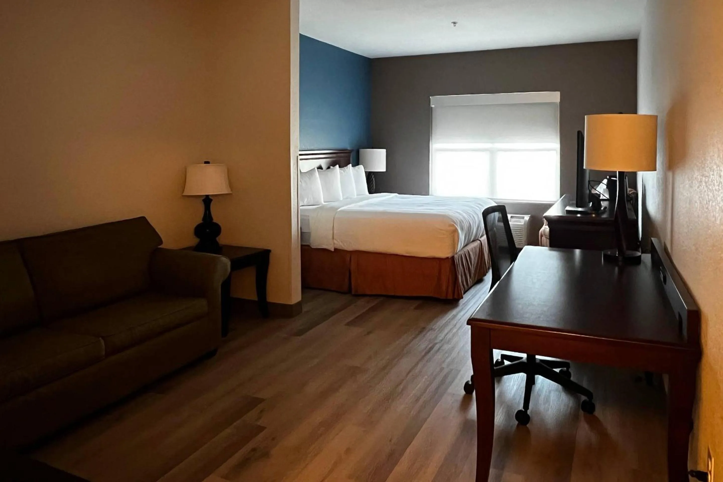 Bedroom, Bed in Country Inn & Suites by Radisson, Concord (Kannapolis), NC