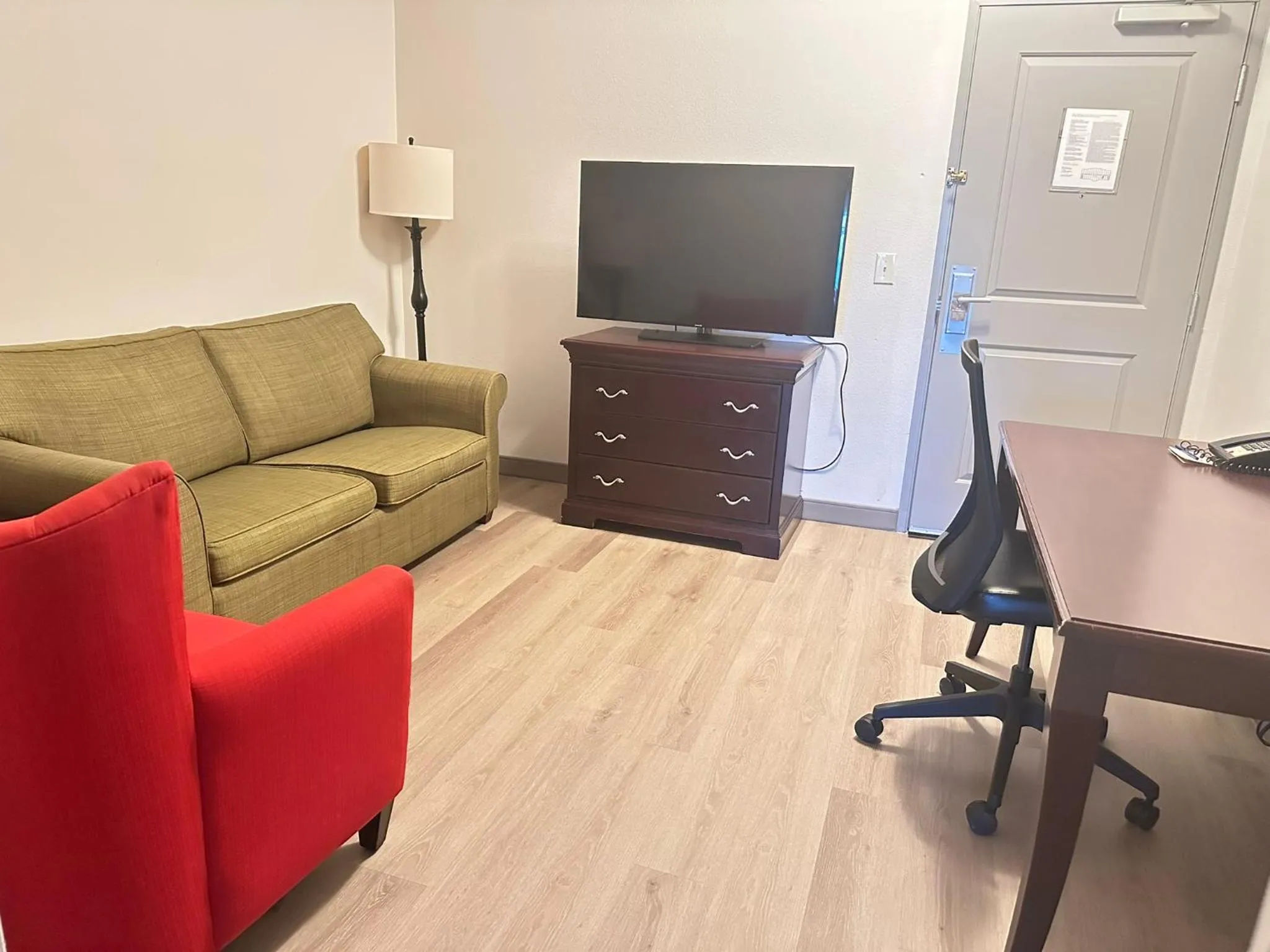 Living room in Country Inn & Suites by Radisson, Concord (Kannapolis), NC
