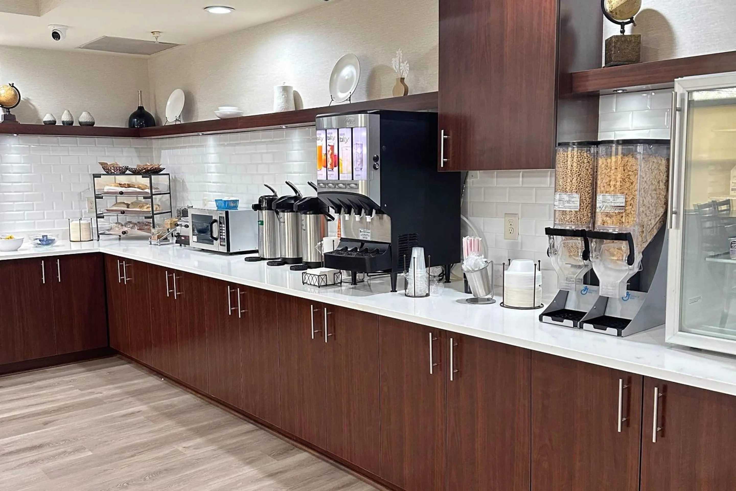 Breakfast in Country Inn & Suites by Radisson, Concord (Kannapolis), NC