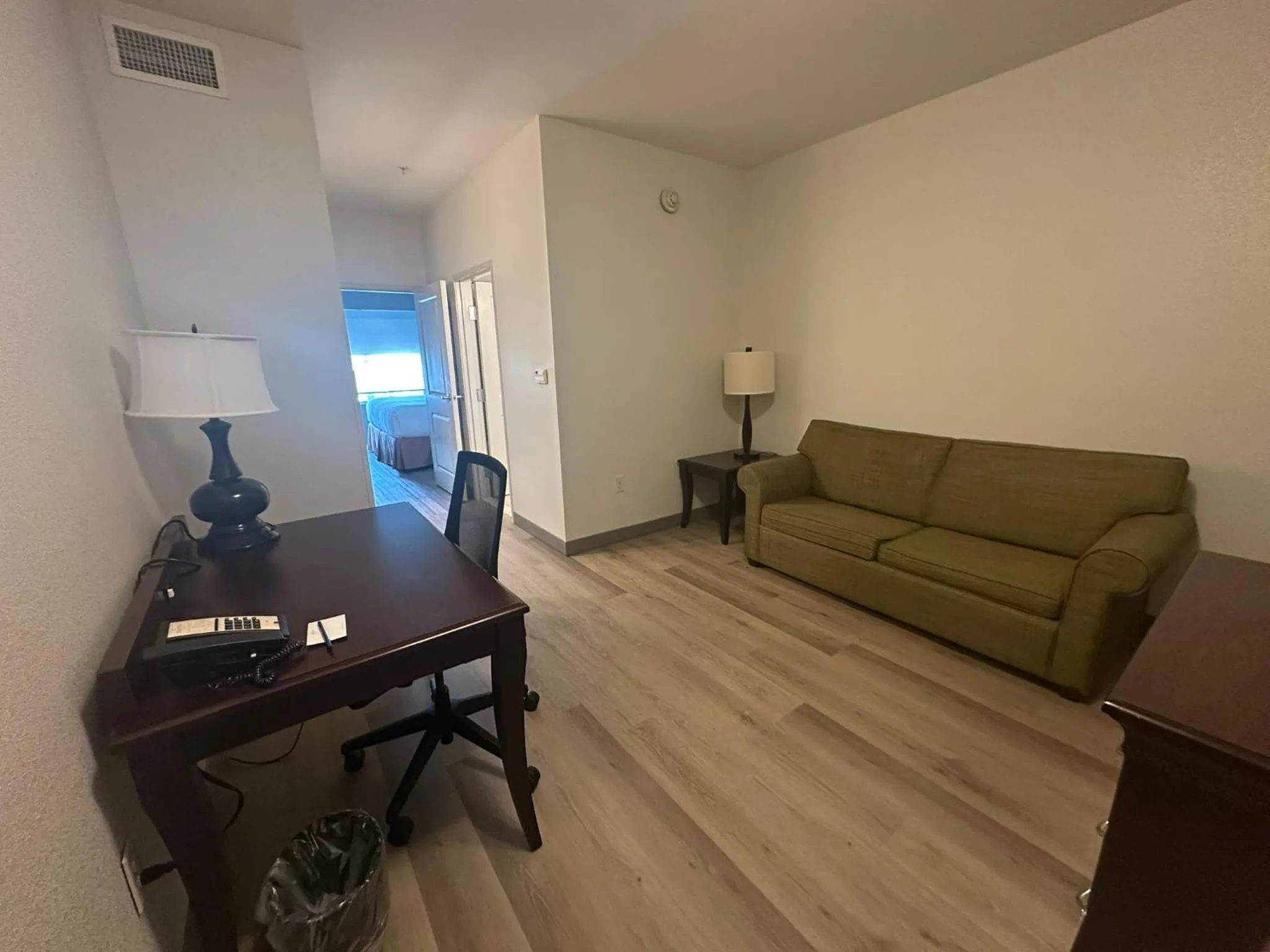 Living room in Country Inn & Suites by Radisson, Concord (Kannapolis), NC