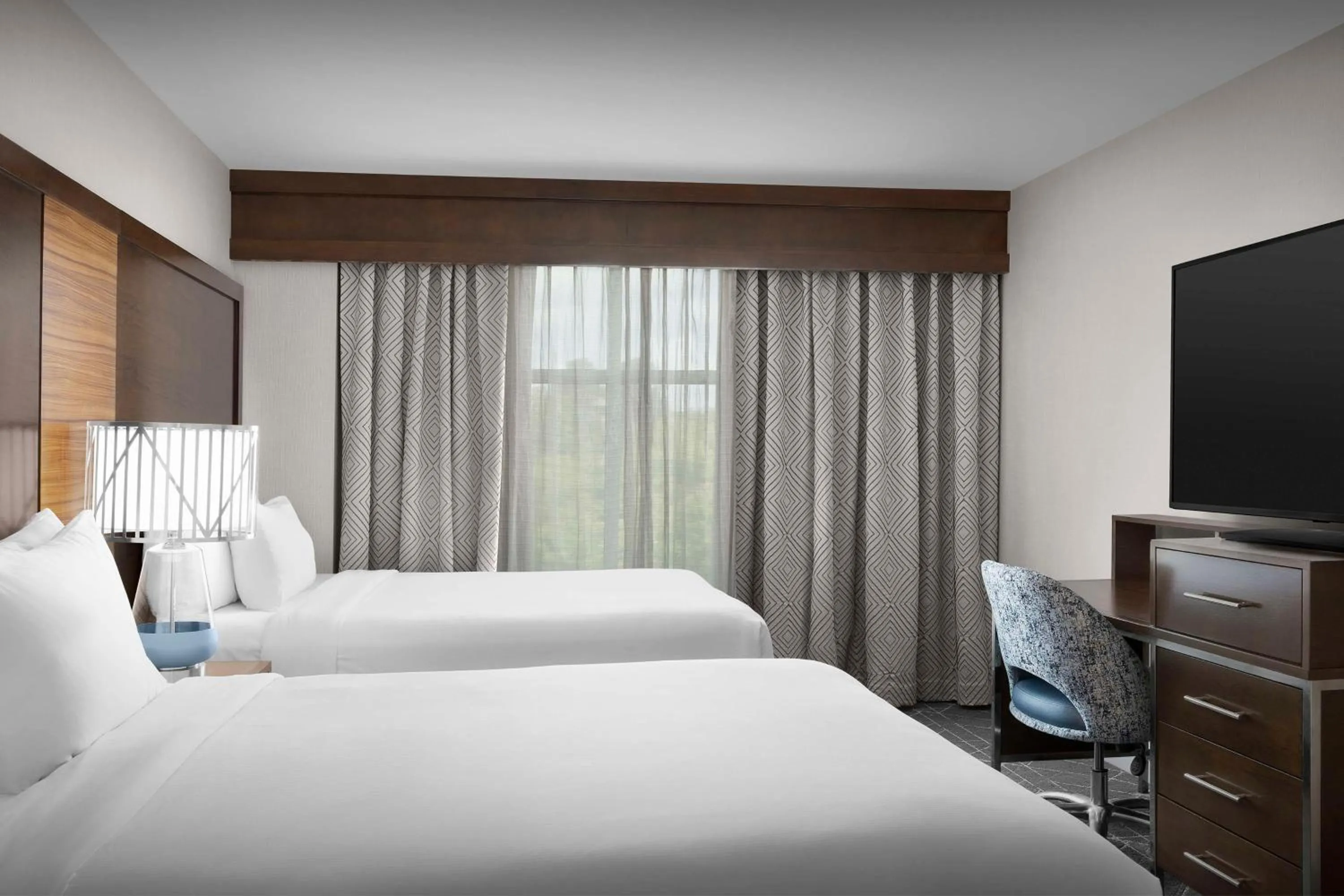 Bed in Embassy Suites Atlanta - Kennesaw Town Center