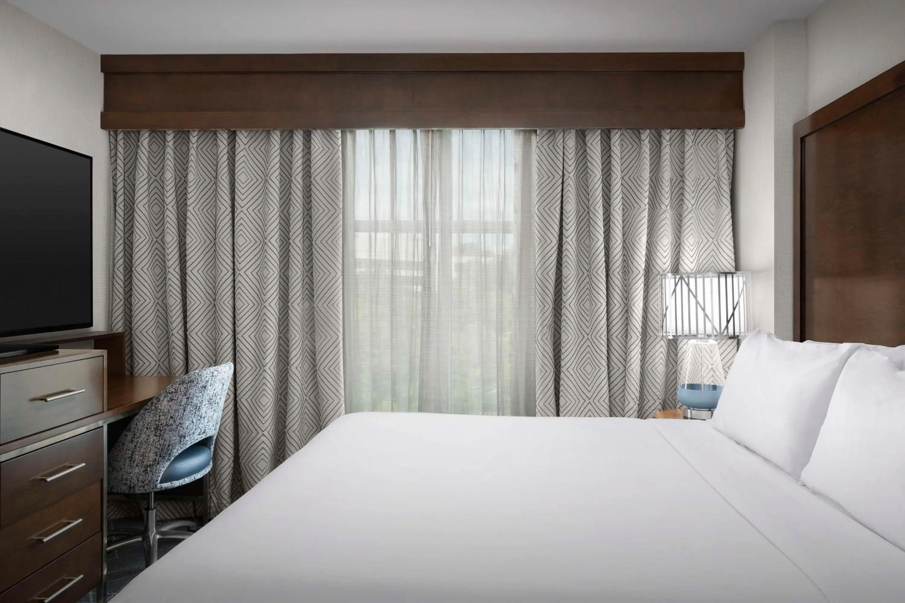 Bed in Embassy Suites Atlanta - Kennesaw Town Center