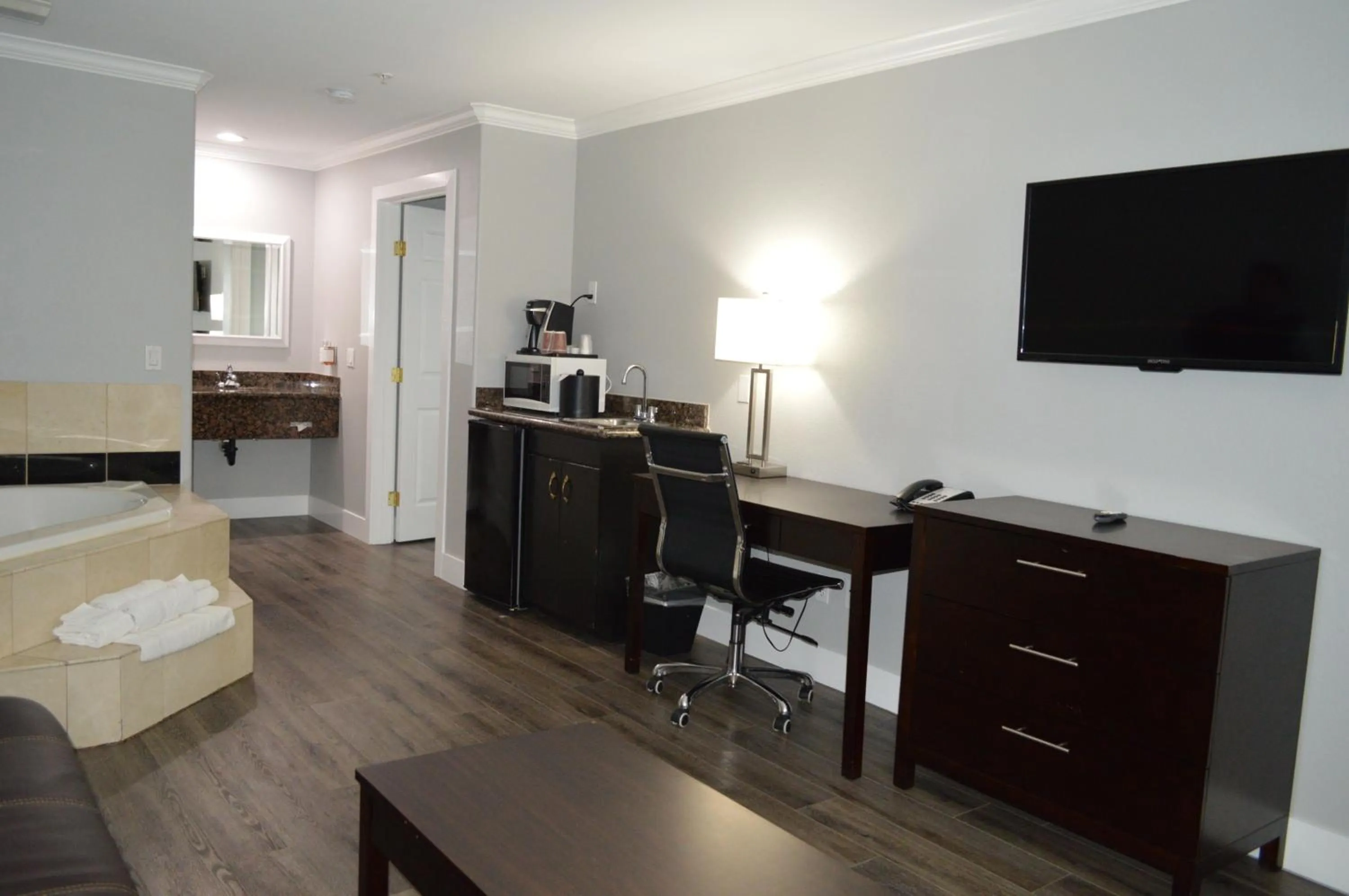 TV and multimedia in Fairview Inn & Suites