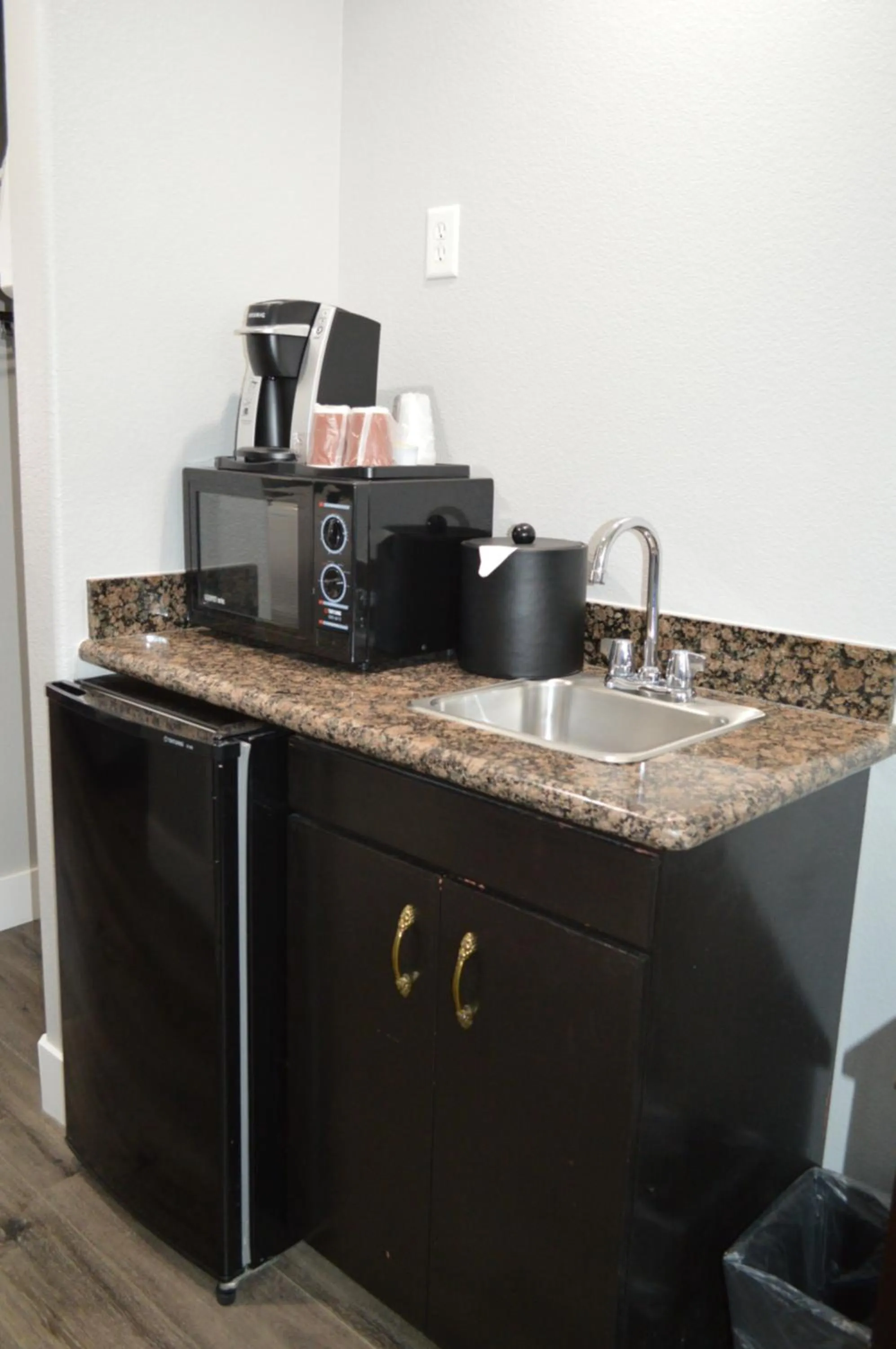 Coffee/tea facilities in Fairview Inn & Suites