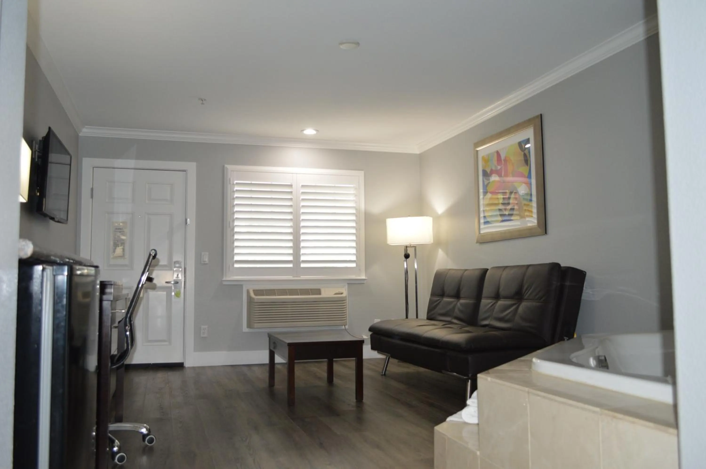 TV and multimedia in Fairview Inn & Suites