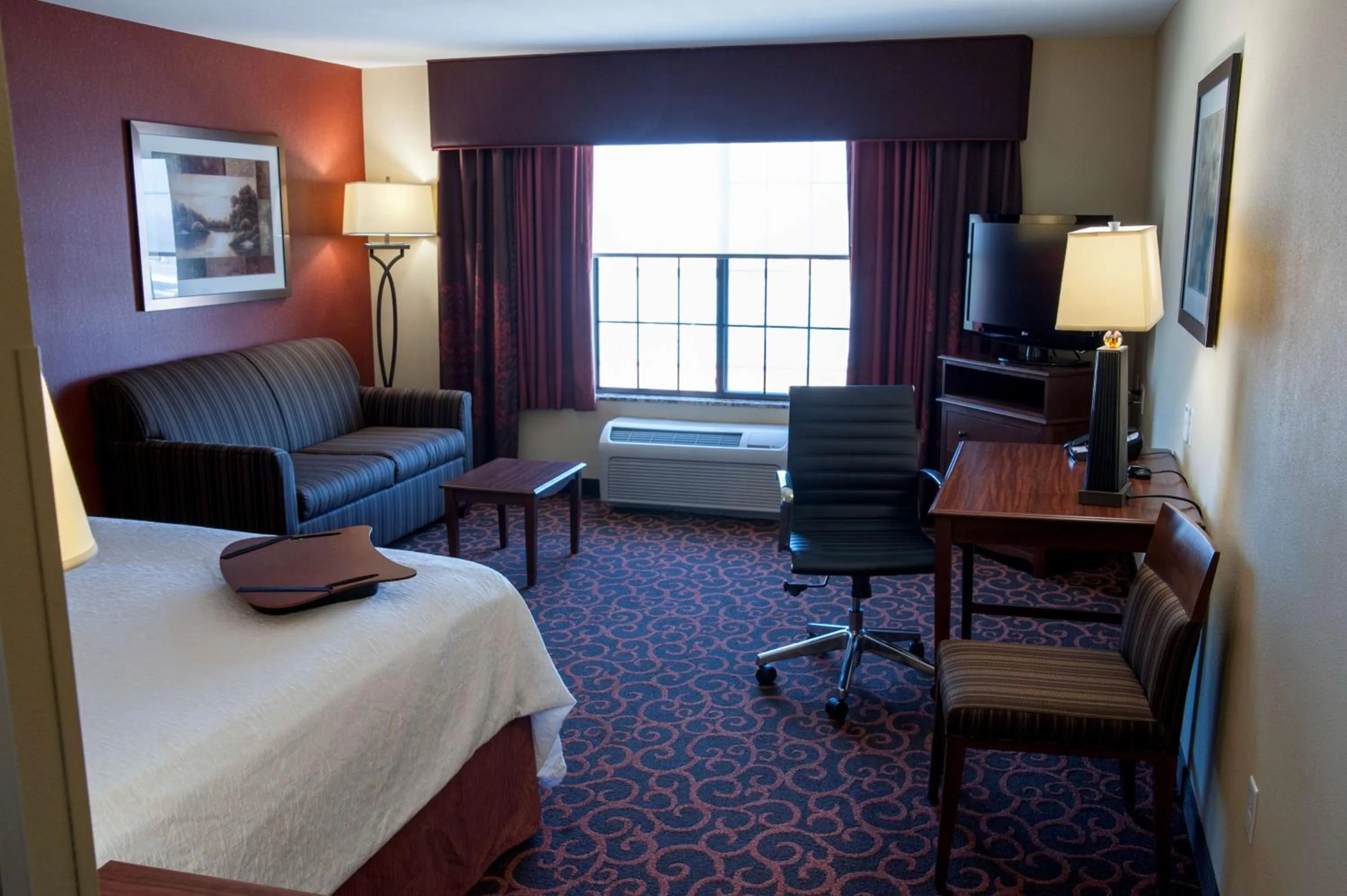 Bed in Hampton Inn & Suites Watertown