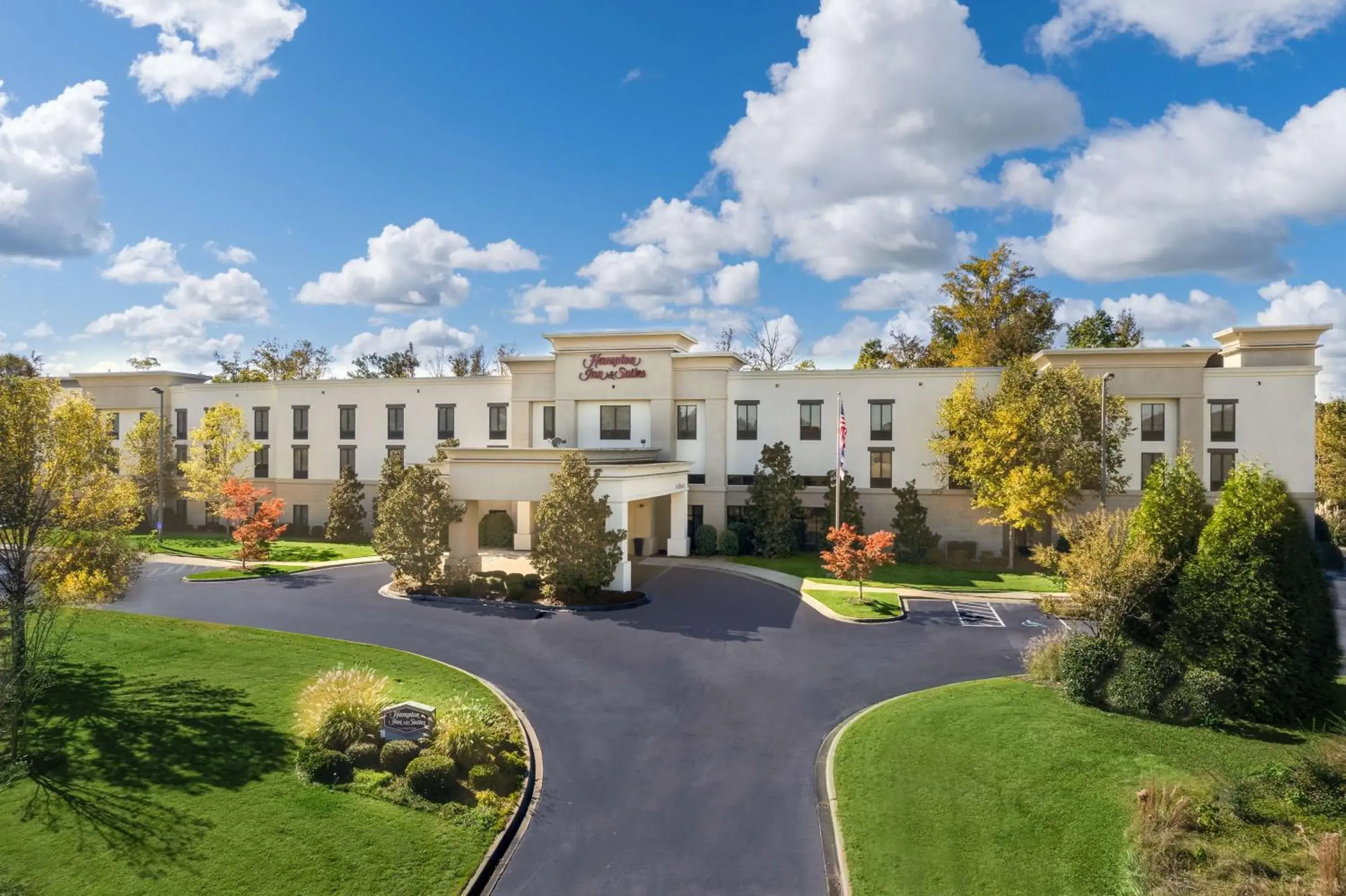 Property building in Hampton Inn & Suites Opelika-I-85 Auburn Area Property building in Hampton Inn & Suites Opelika-I-85 Auburn Area