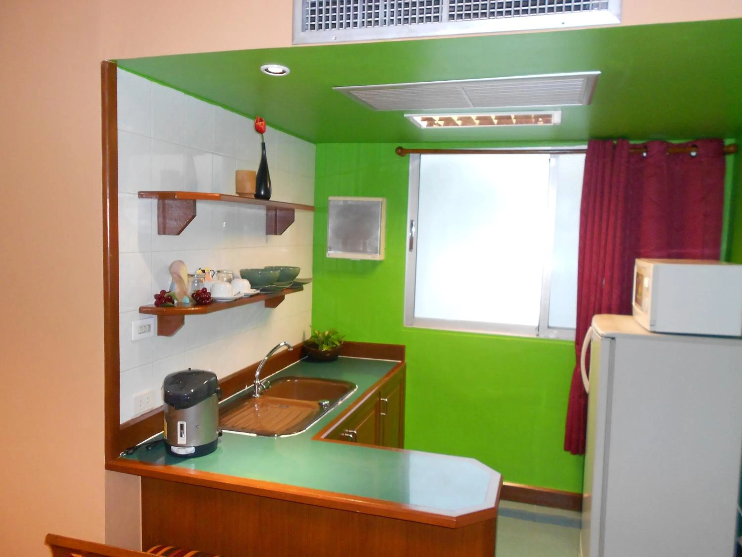 Kitchen or kitchenette in B.S. Court Hotel Sathorn