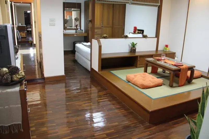 Dining area, Bed in B.S. Court Hotel Sathorn Dining area, Bed in B.S. Court Hotel Sathorn