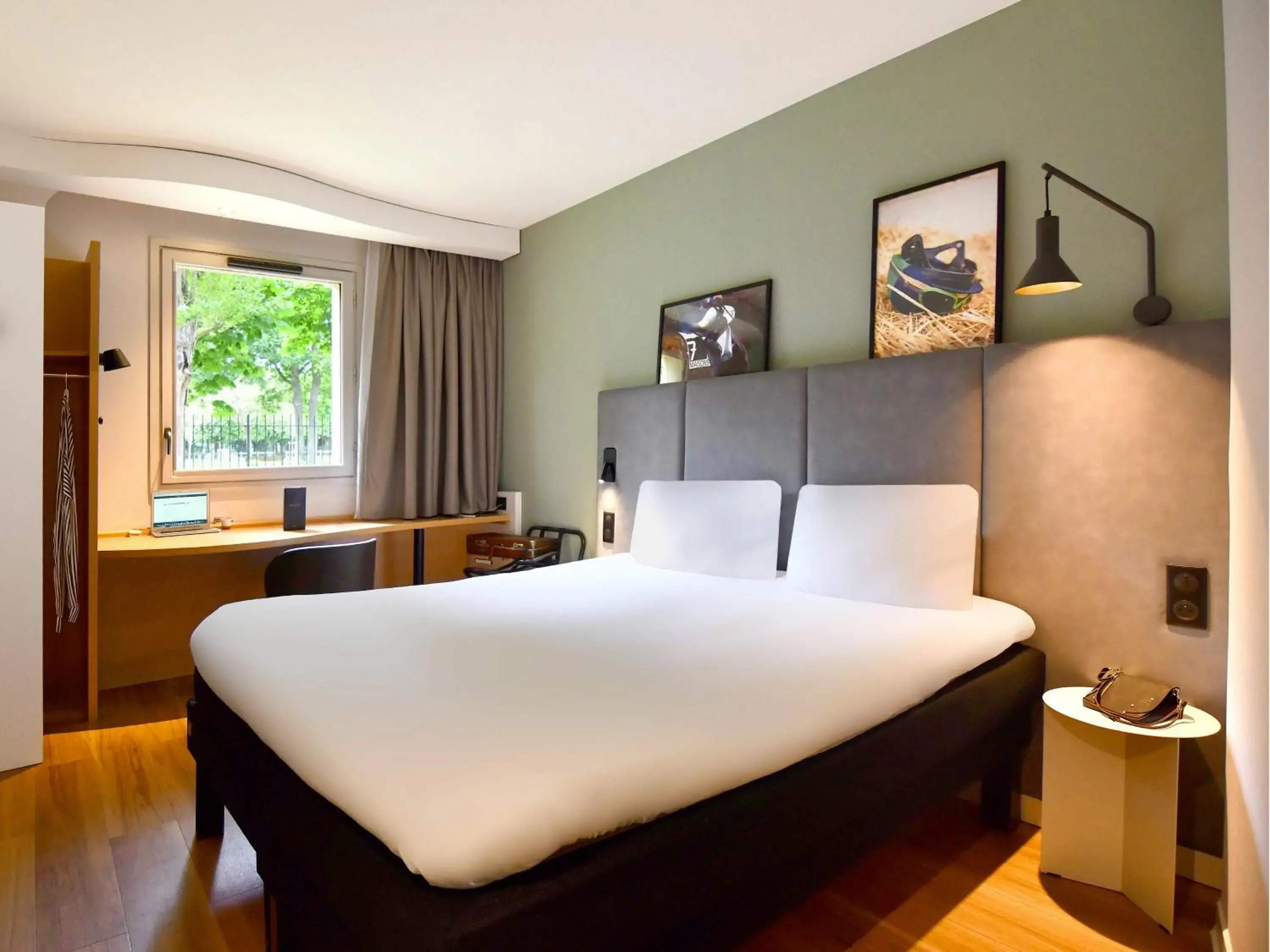 Photo of the whole room, Bed in ibis Maisons Laffitte Photo of the whole room, Bed in ibis Maisons Laffitte