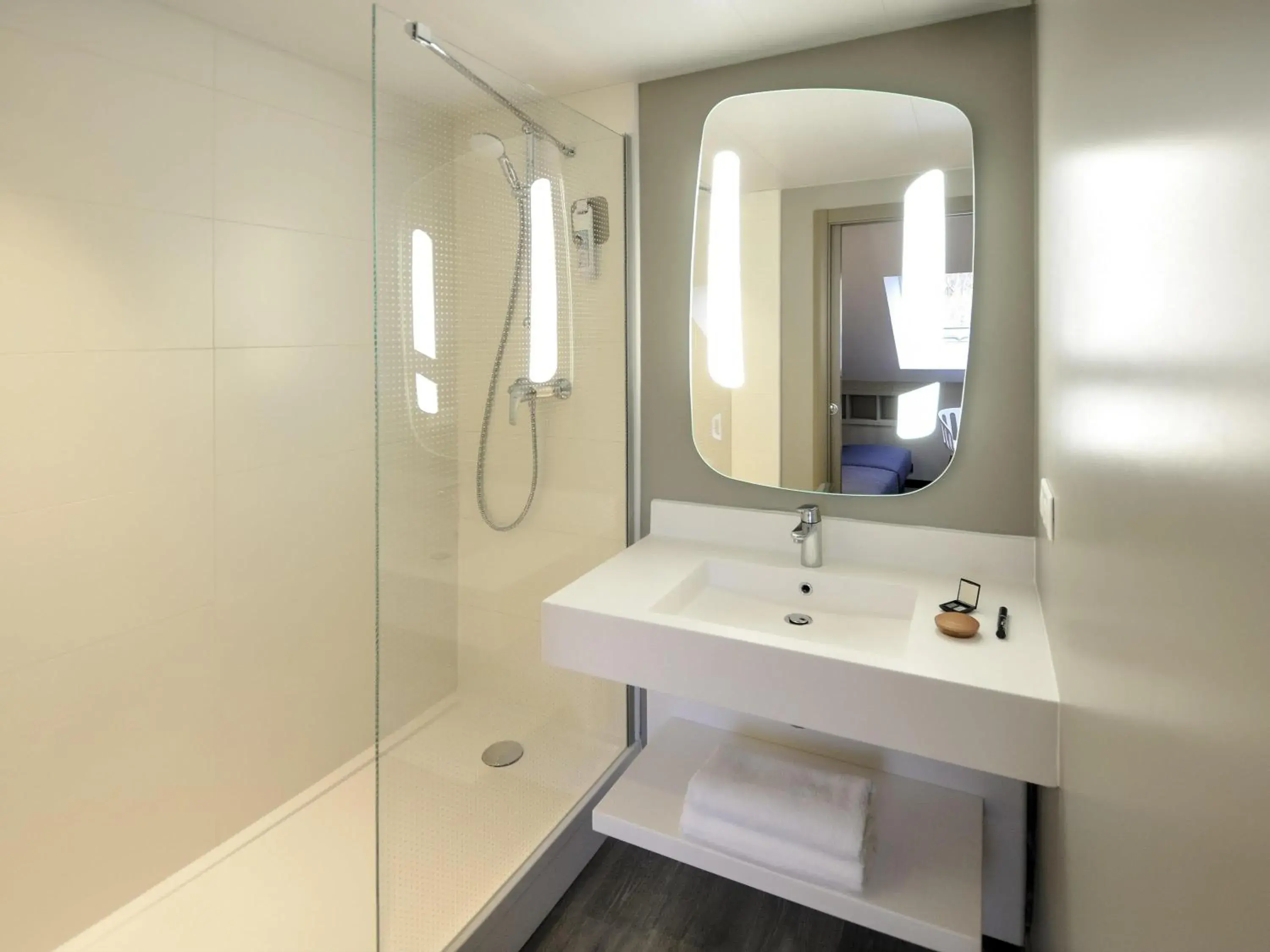 Bedroom in ibis Maisons Laffitte Bedroom in ibis Maisons Laffitte