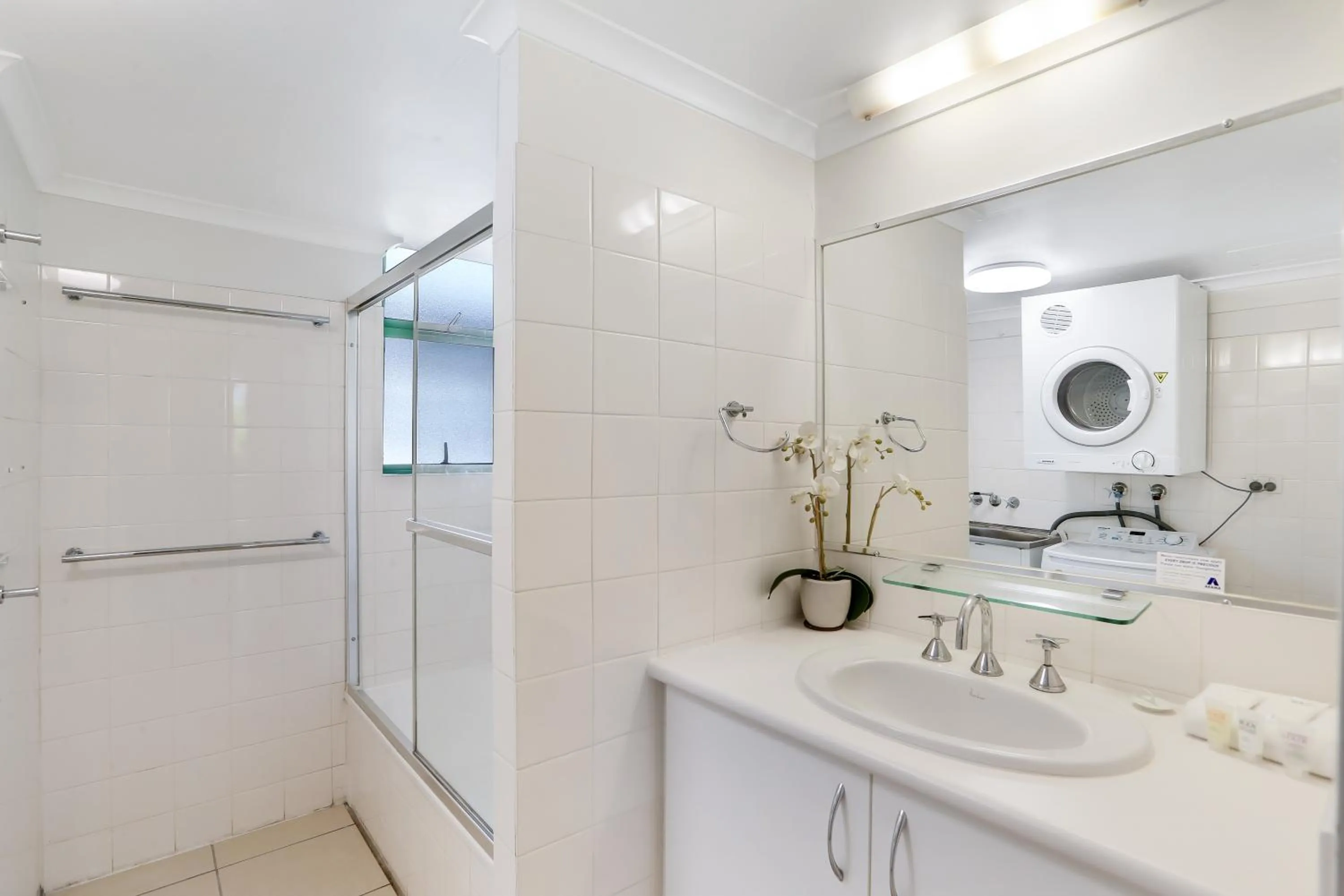 Bathroom in Headland Gardens Holiday Apartments