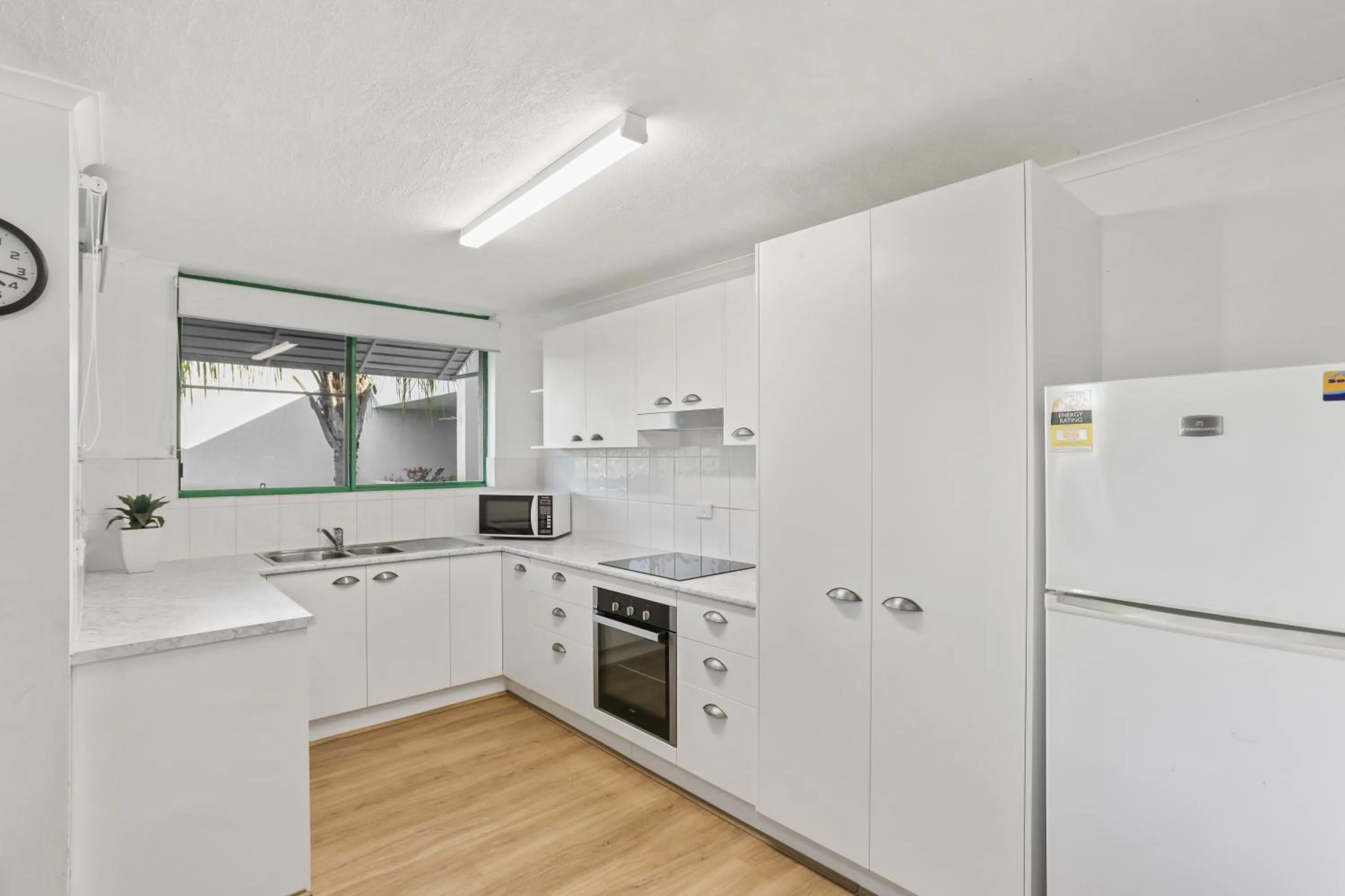 Kitchen or kitchenette in Headland Gardens Holiday Apartments