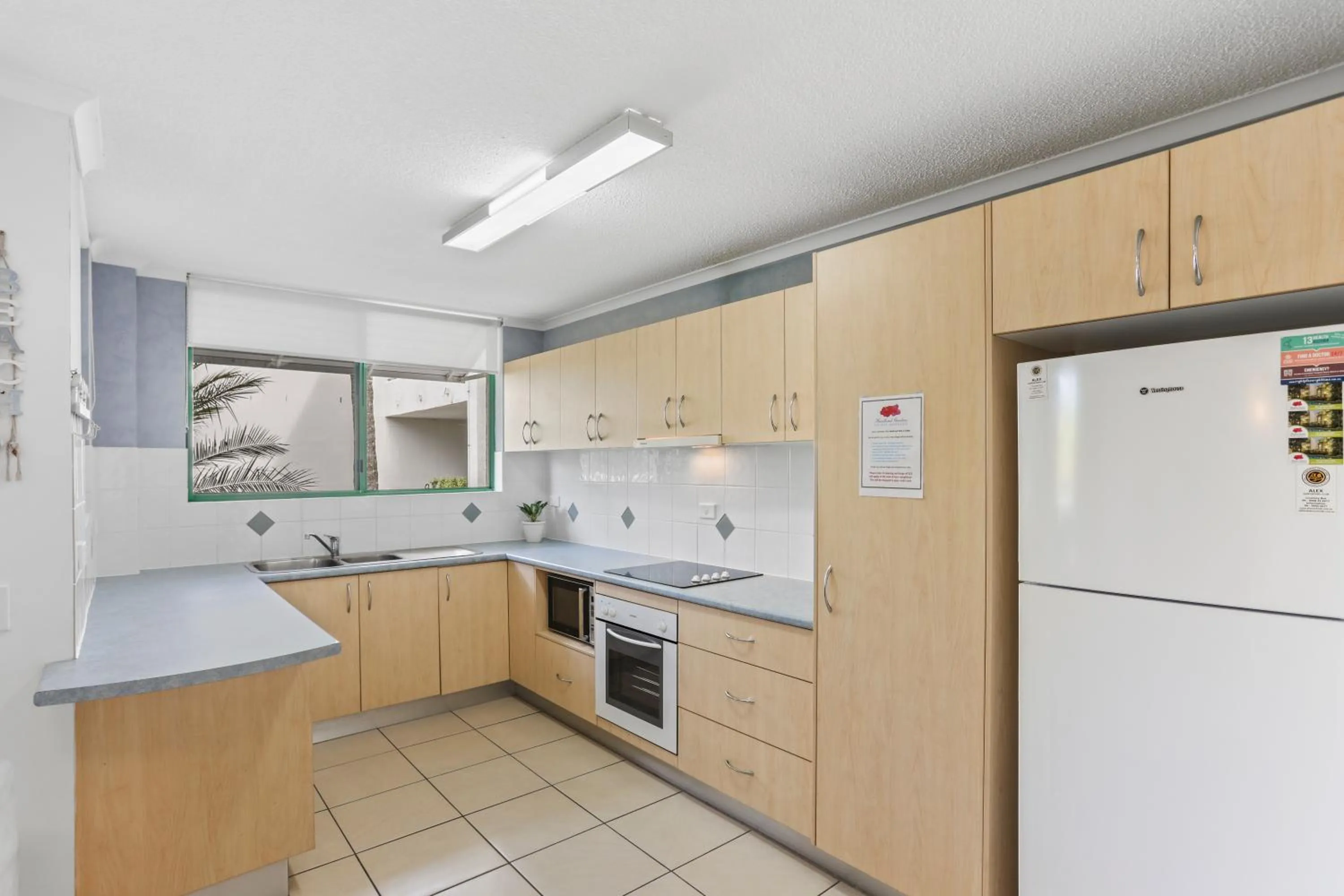 Kitchen or kitchenette in Headland Gardens Holiday Apartments