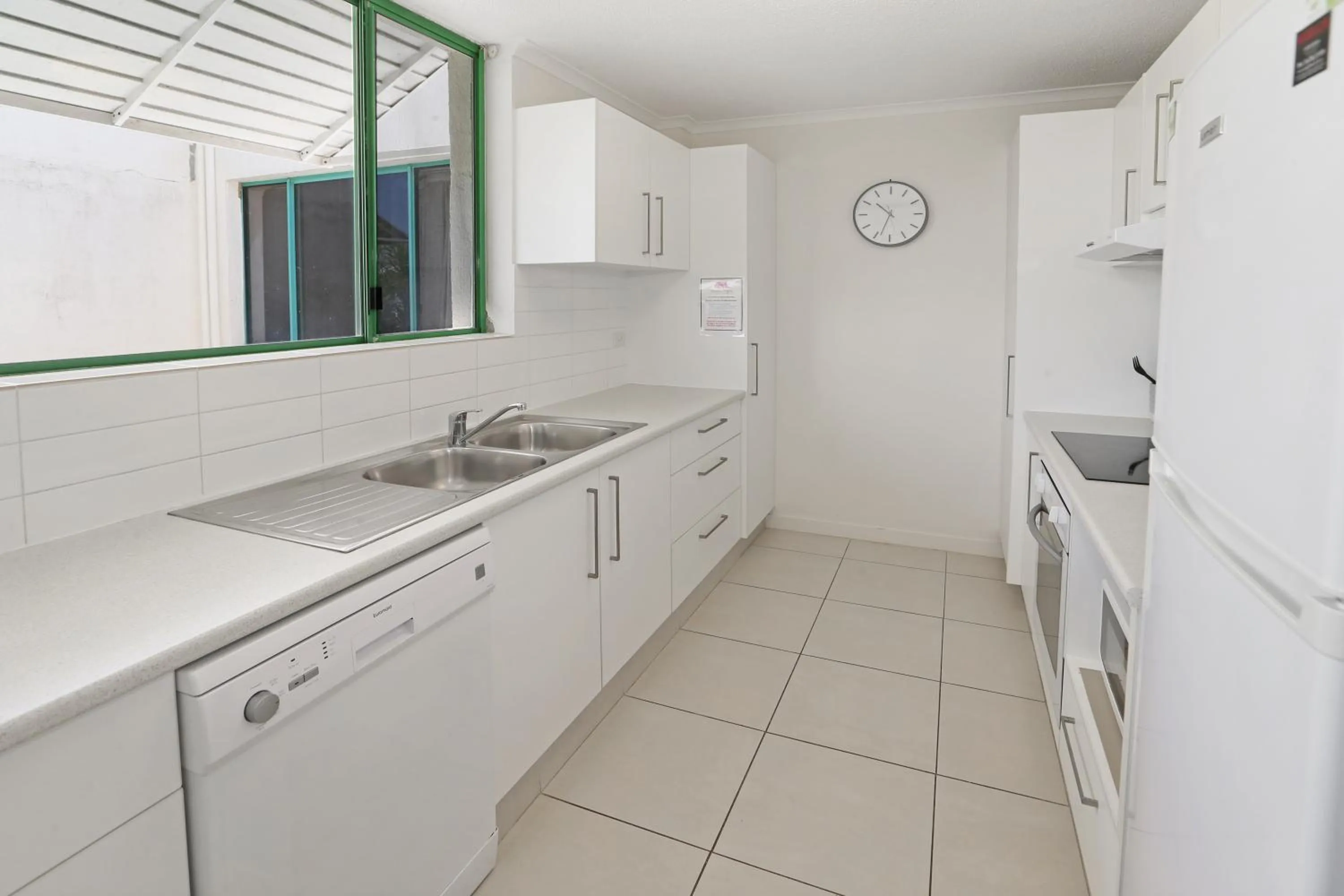 Kitchen or kitchenette in Headland Gardens Holiday Apartments