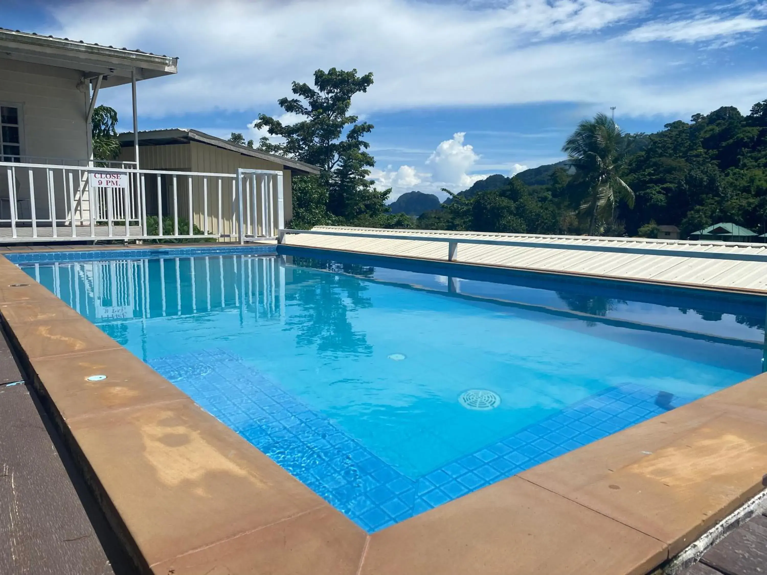 Swimming pool in Uphill Cottage Swimming pool in Uphill Cottage