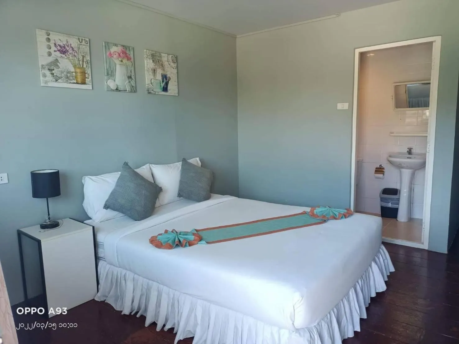 Photo of the whole room, Bed in Uphill Cottage