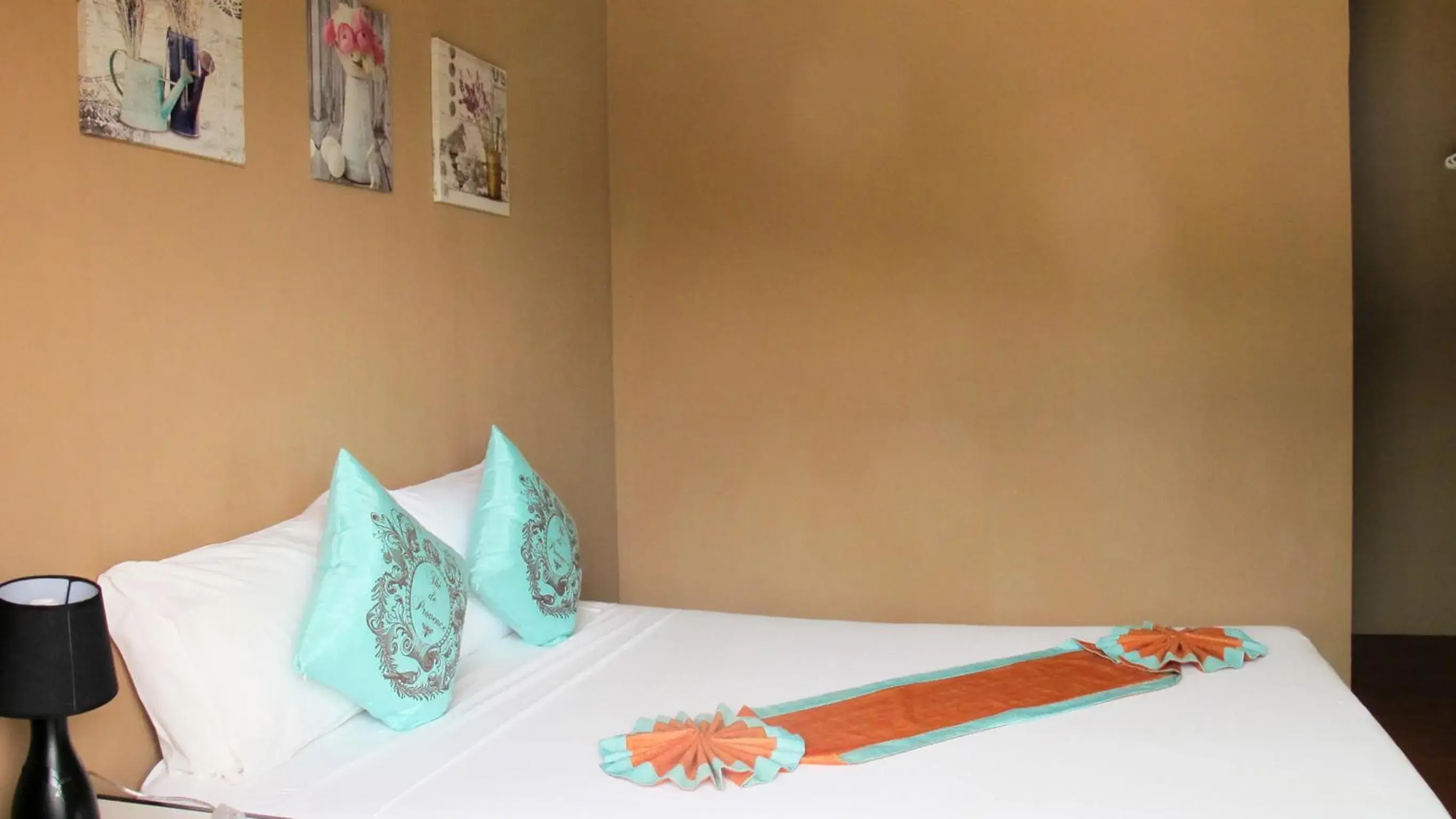 Photo of the whole room, Bed in Uphill Cottage Photo of the whole room, Bed in Uphill Cottage