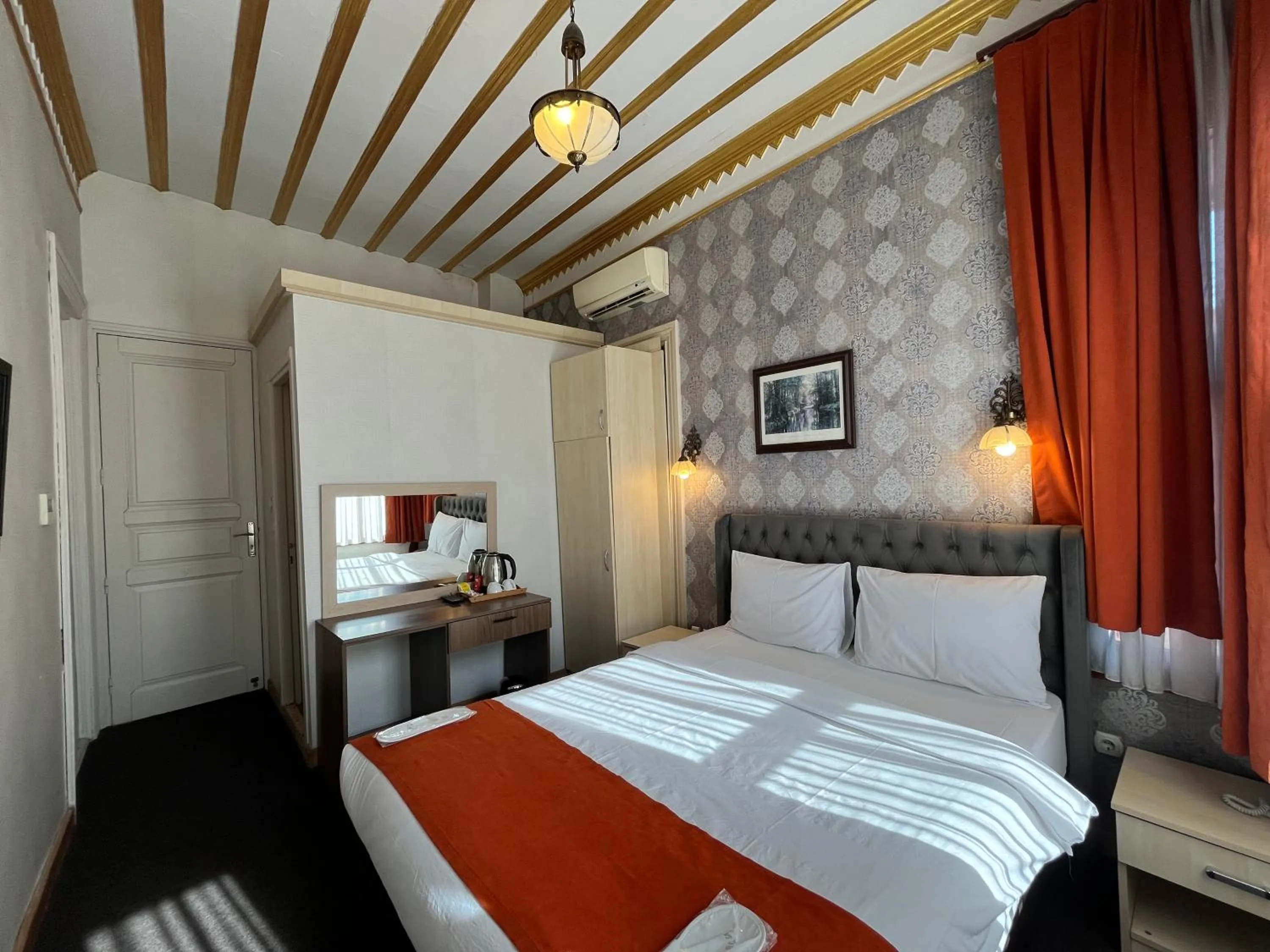 Bed in Le Safran Suite Hotel