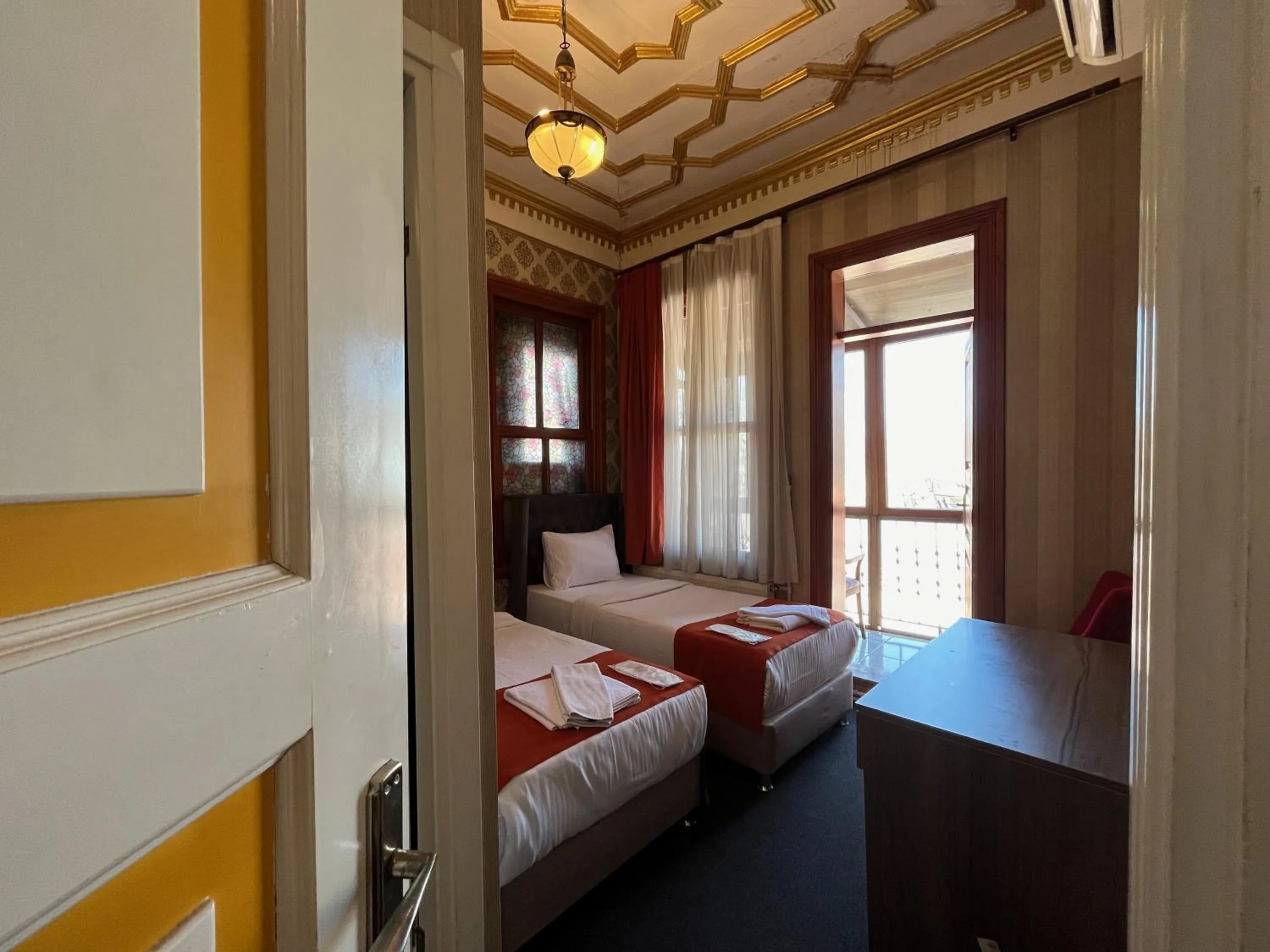 Bed in Le Safran Suite Hotel