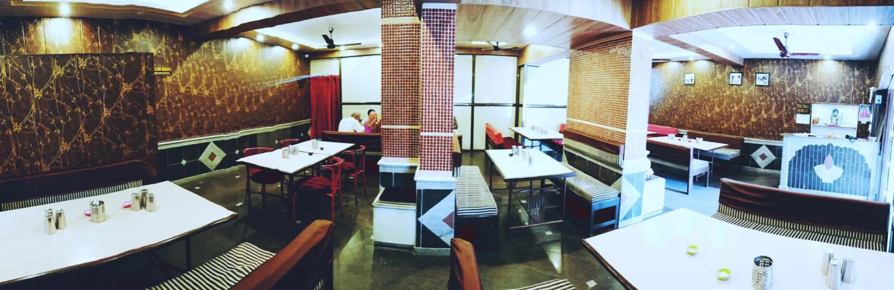 Restaurant/places to eat in Hotel Saraswati