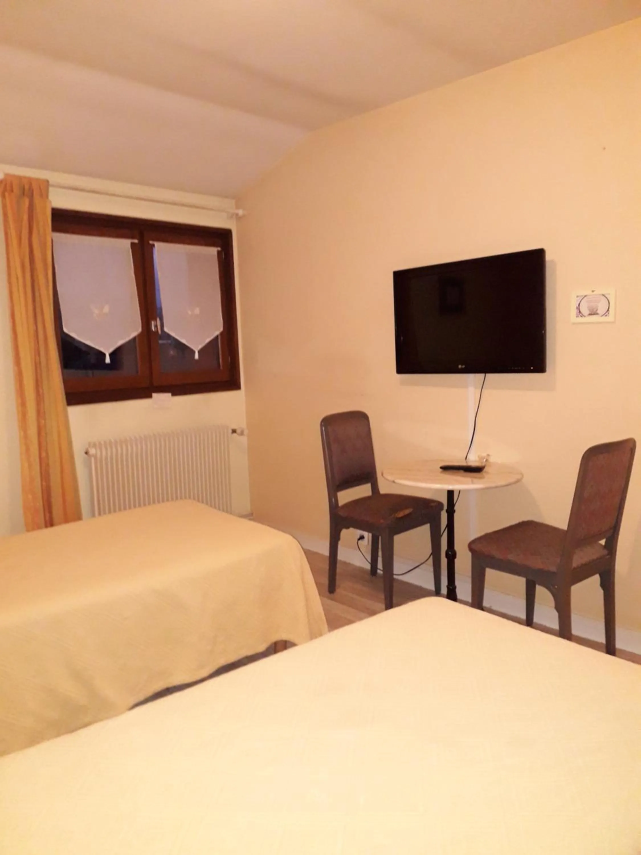 Photo of the whole room in Hotel Le Beauregard