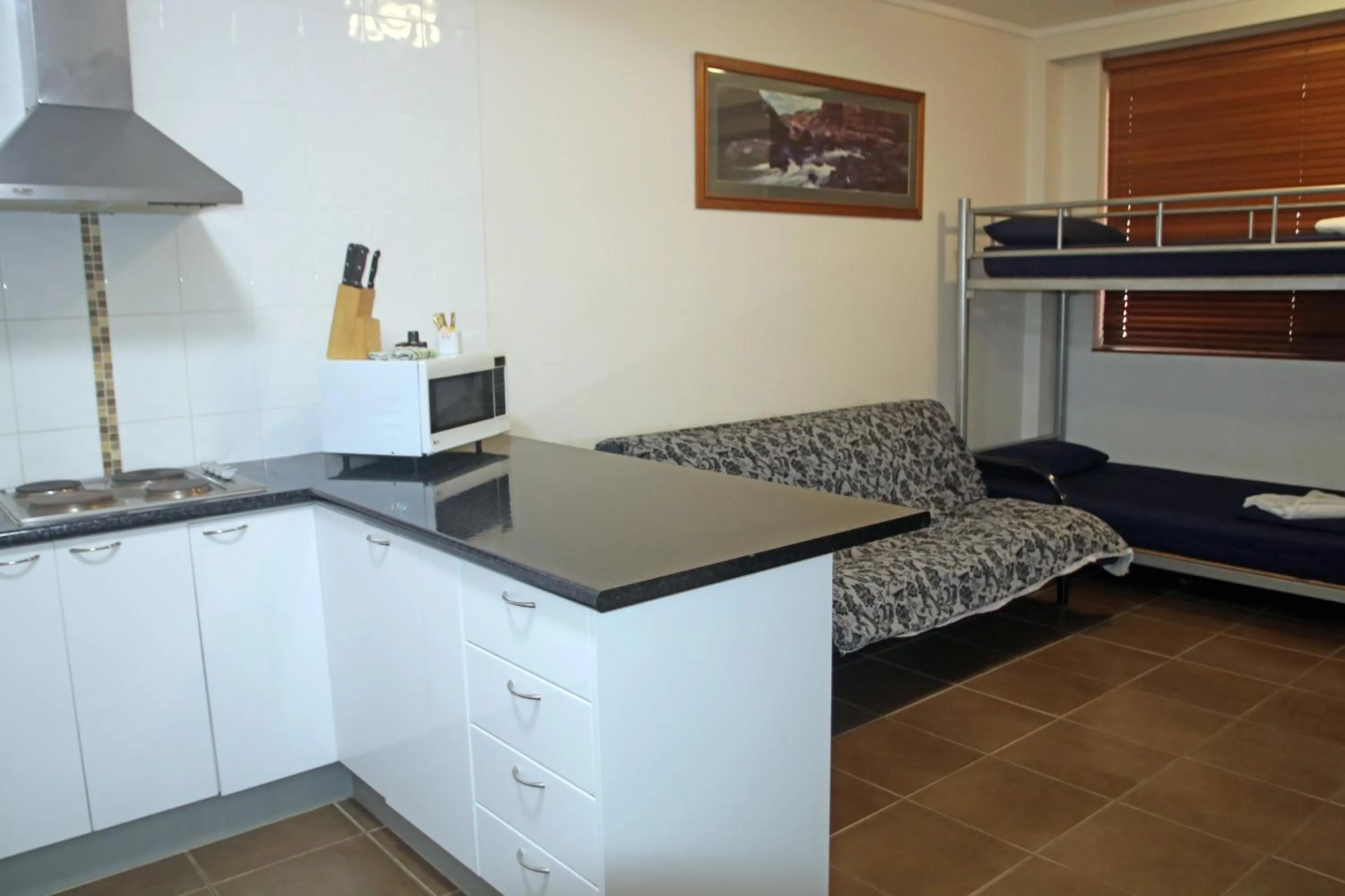 Kitchen or kitchenette, Bed in The Stuart Hotel-Motel