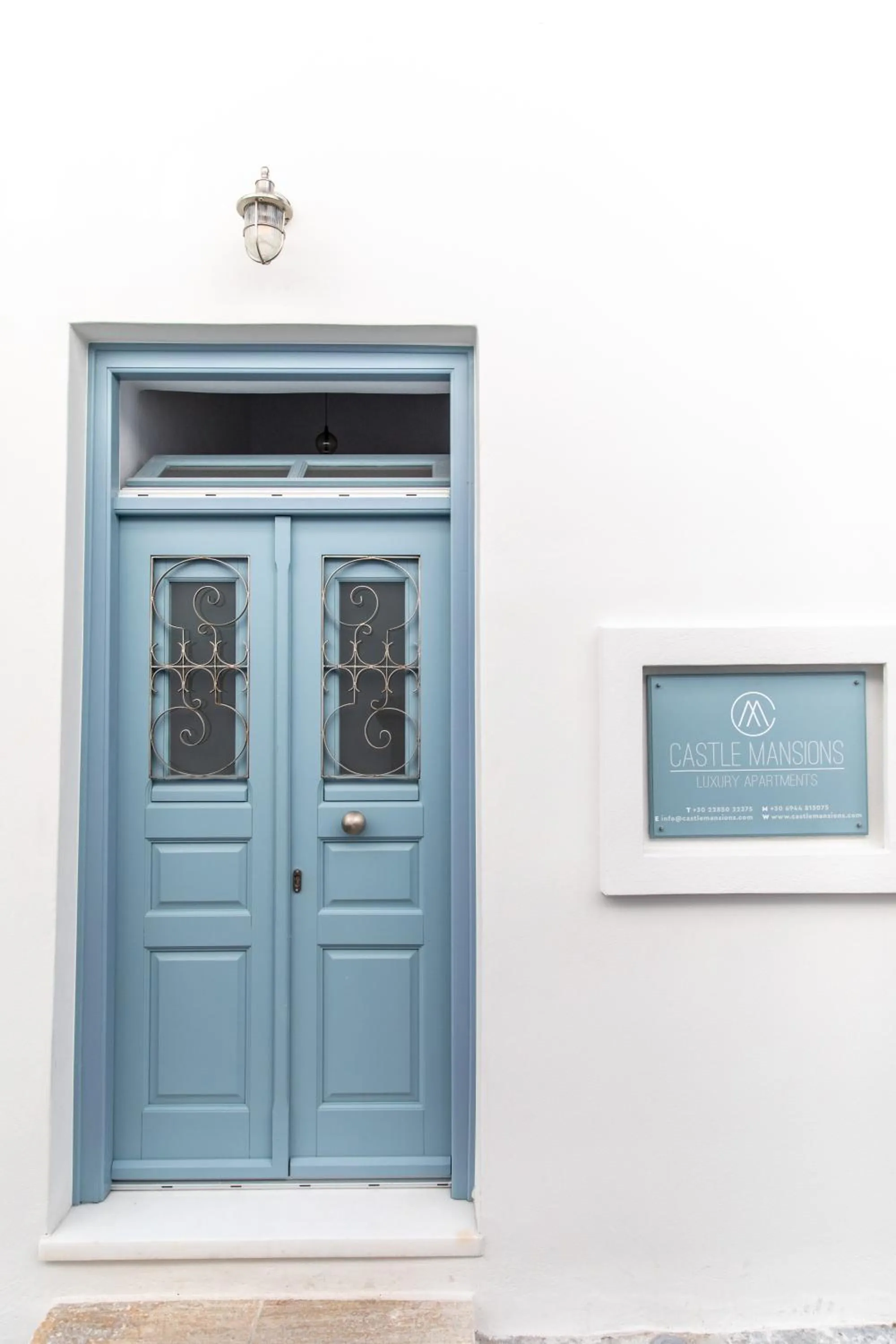 Facade/entrance in Castle Mansions