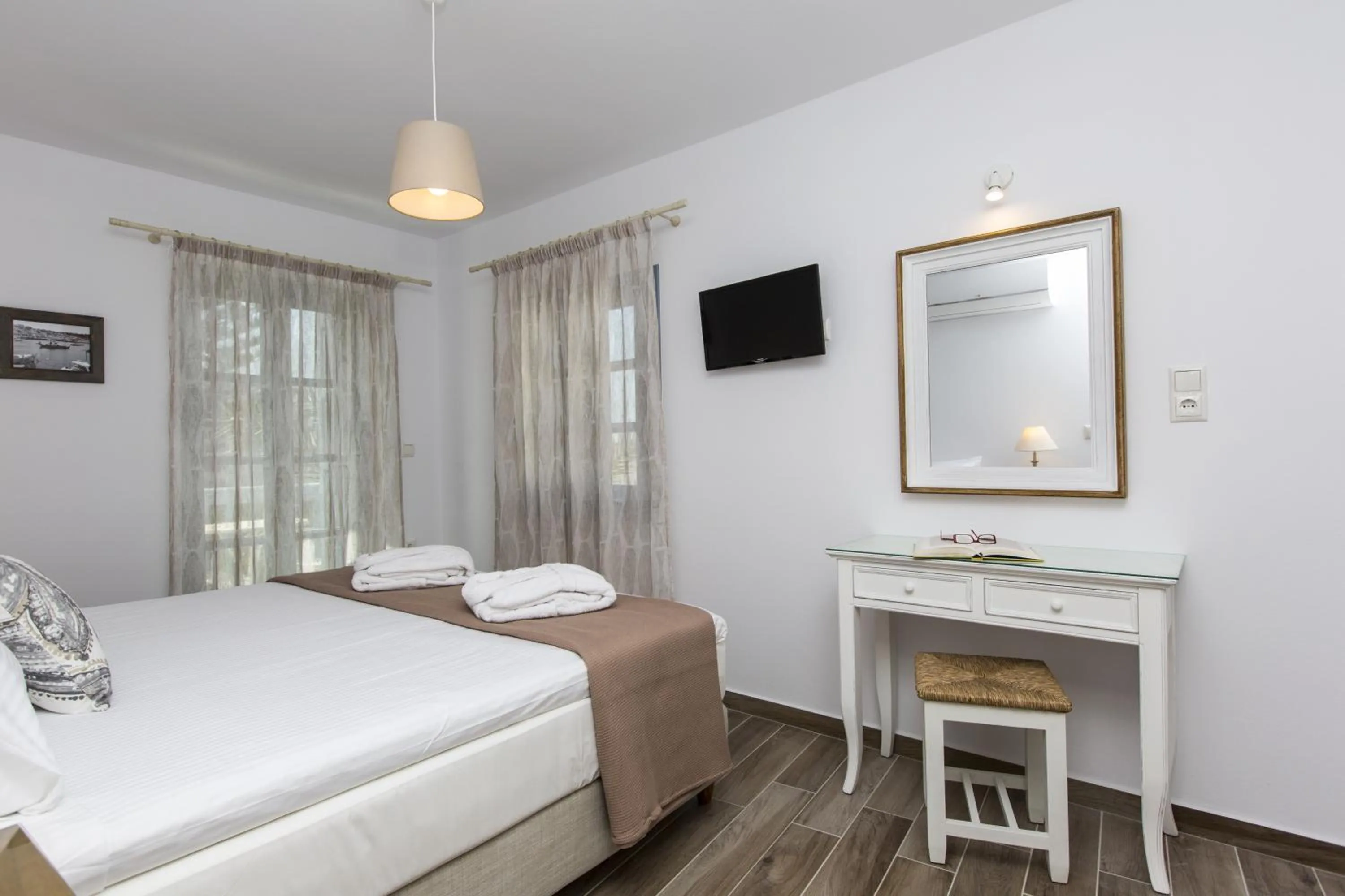 Bedroom, Bed in Castle Mansions