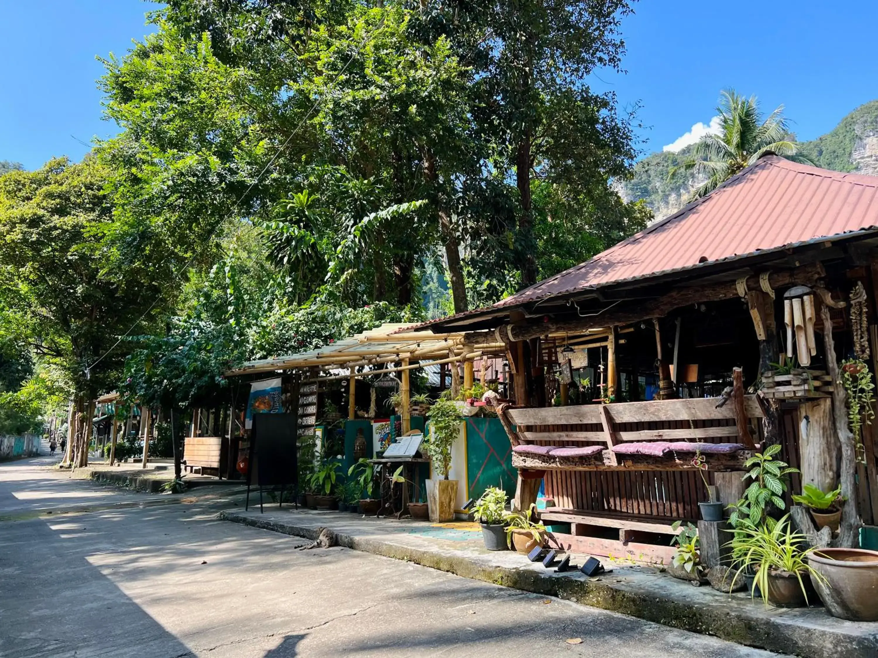 Restaurant/places to eat in Dream Valley Resort, Tonsai Beach Restaurant/places to eat in Dream Valley Resort, Tonsai Beach