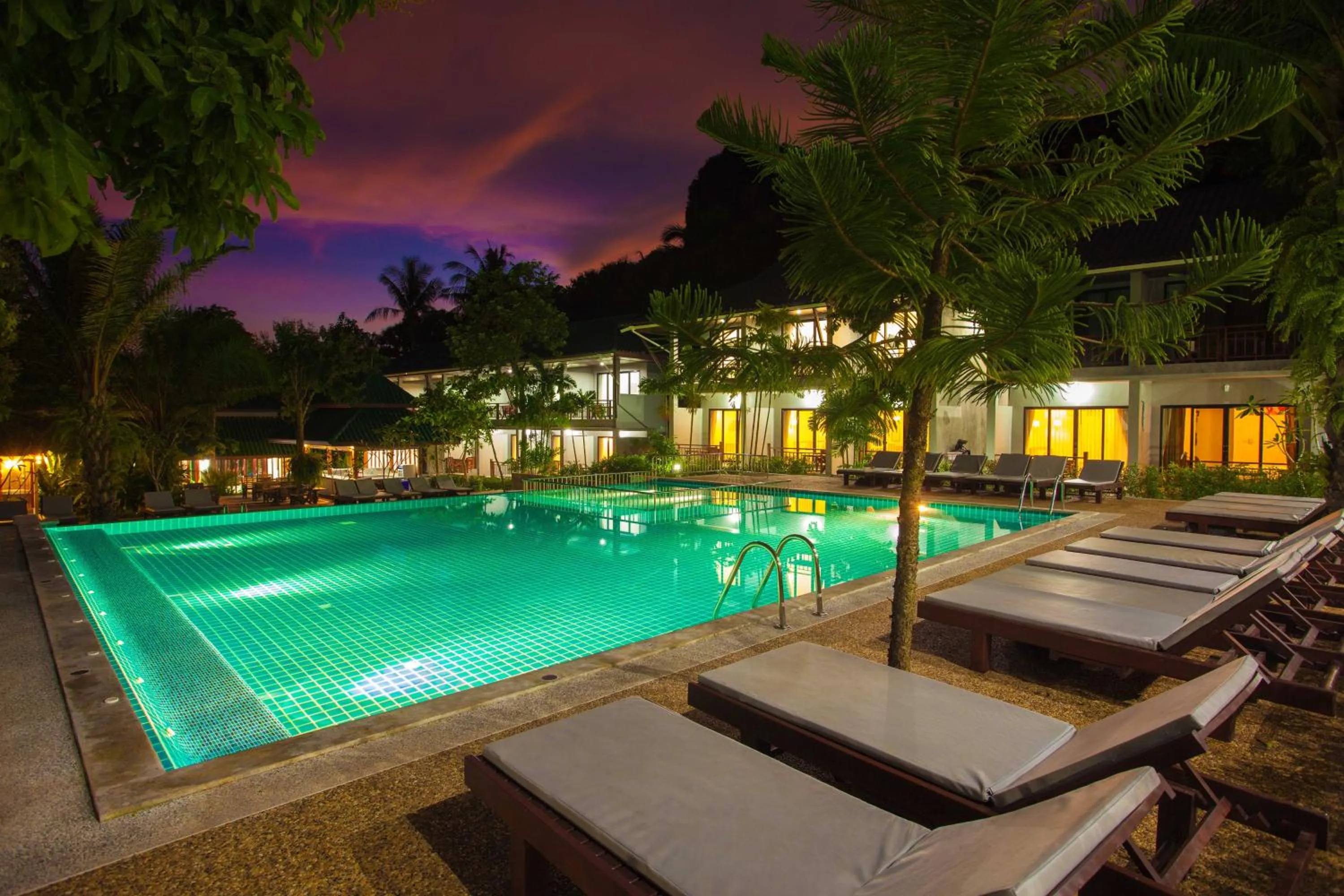 Swimming pool in Dream Valley Resort, Tonsai Beach