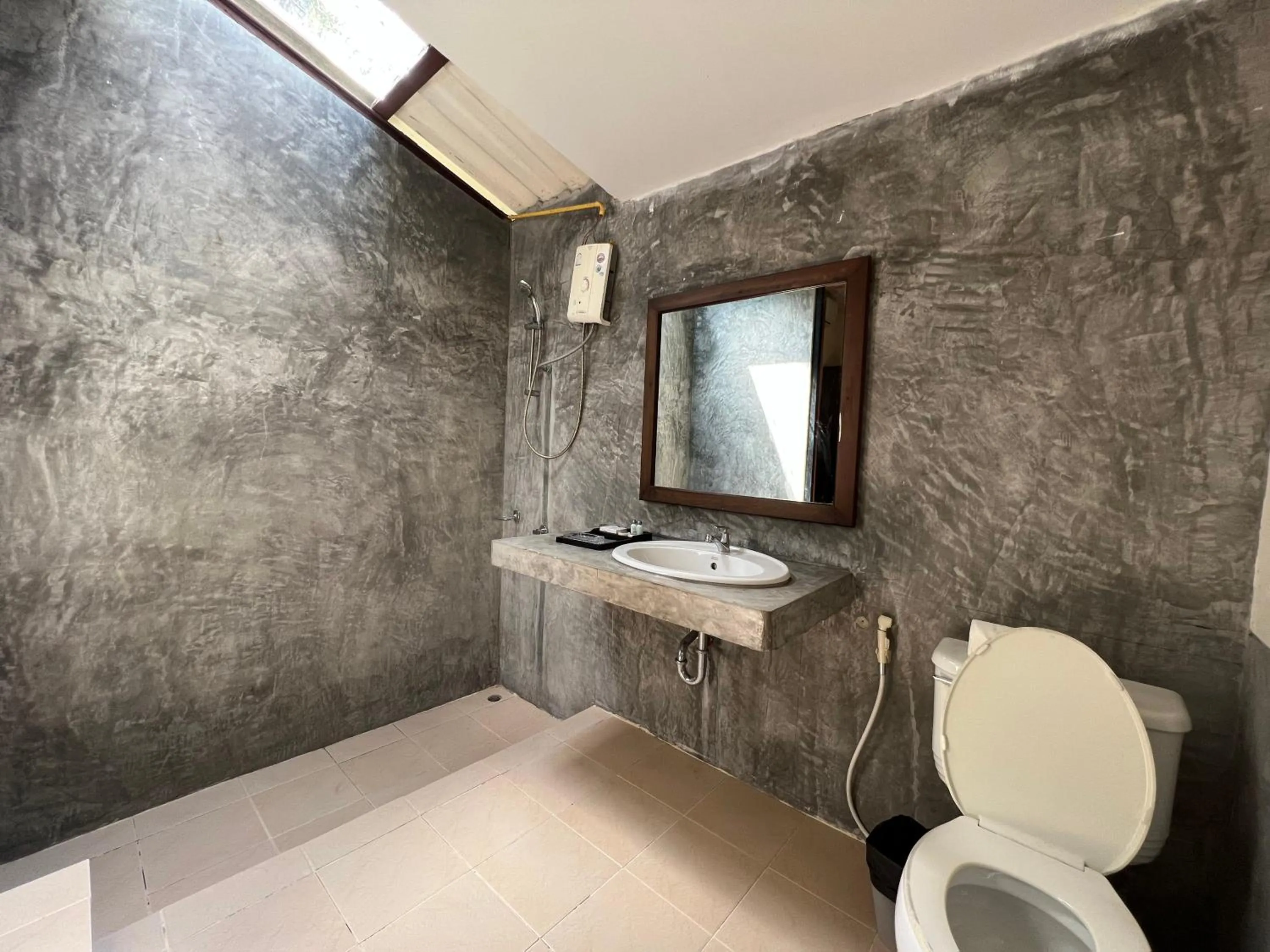 Toilet in Dream Valley Resort, Tonsai Beach