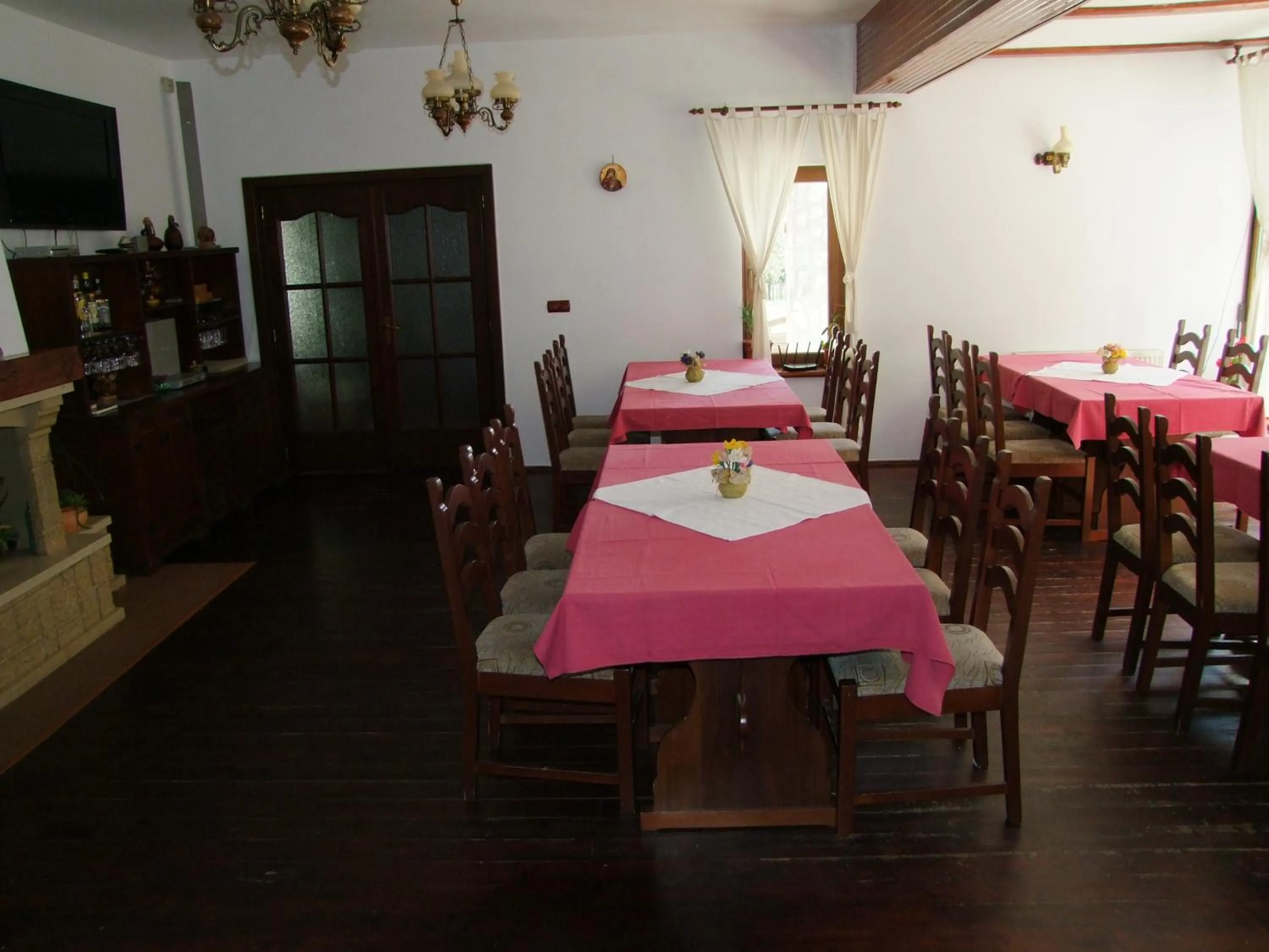 Restaurant/places to eat in Vila Ursul