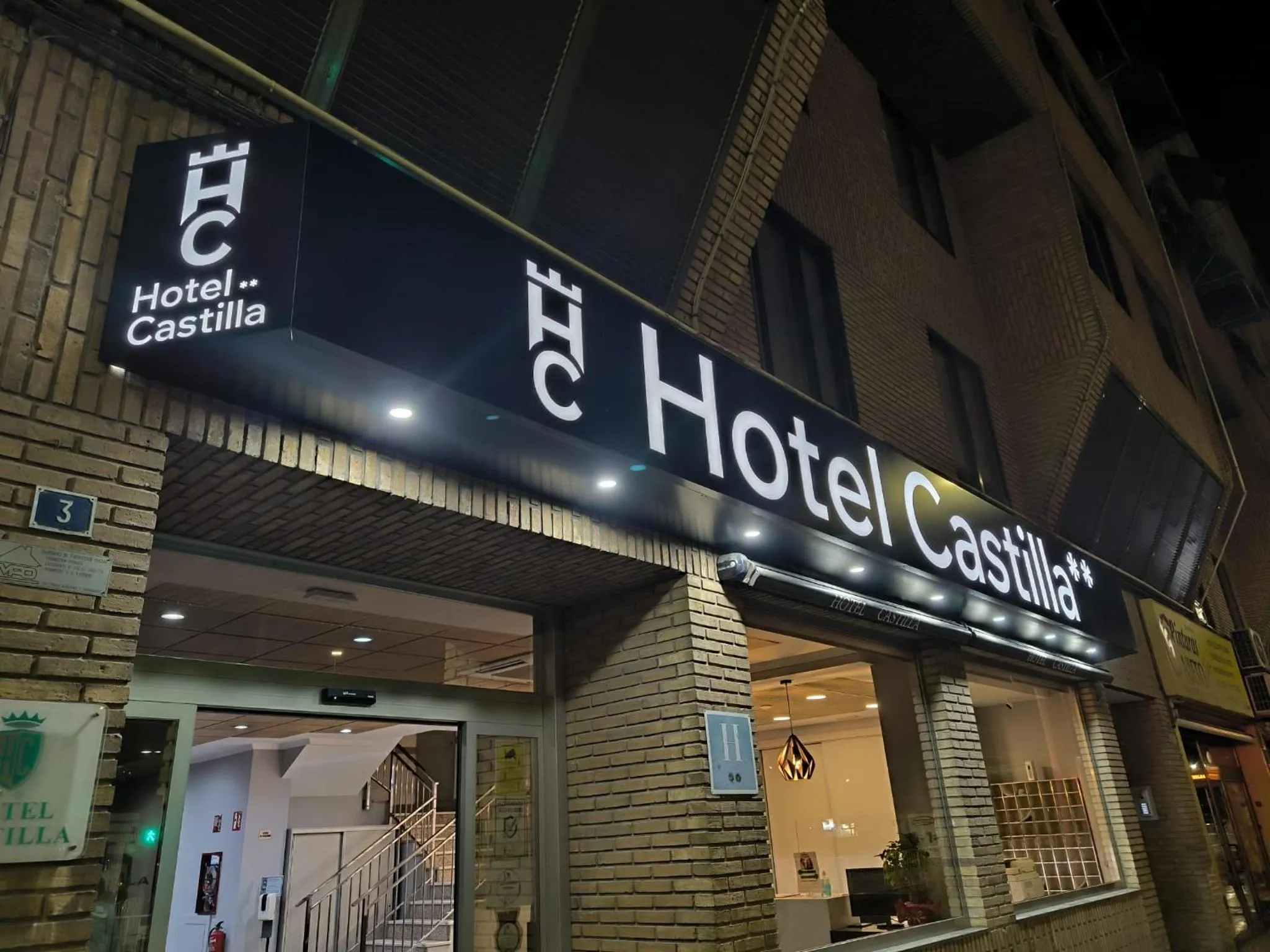 Facade/entrance in Hotel Castilla