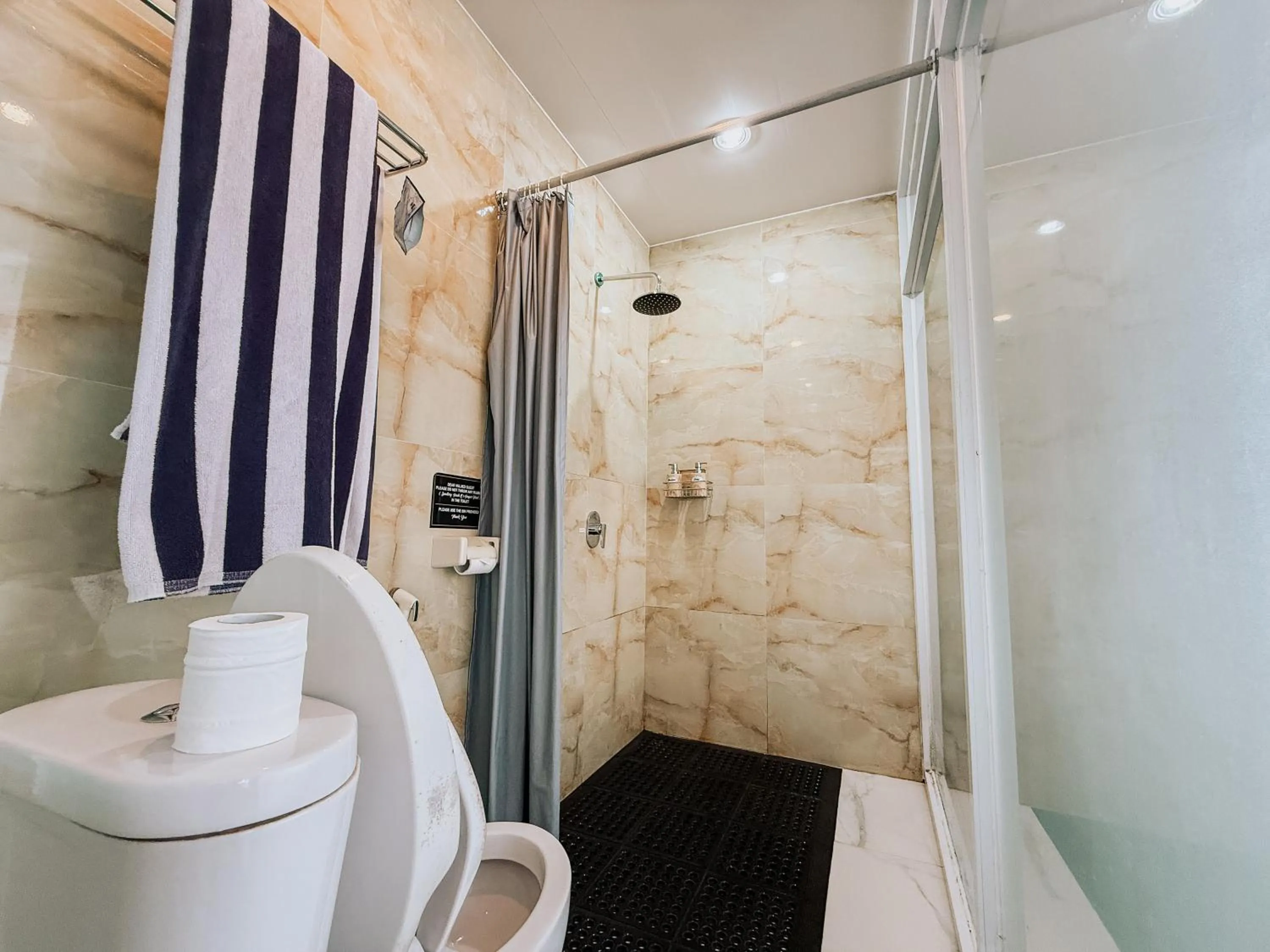 Bathroom in Bhuana Agung Villa and Restaurant