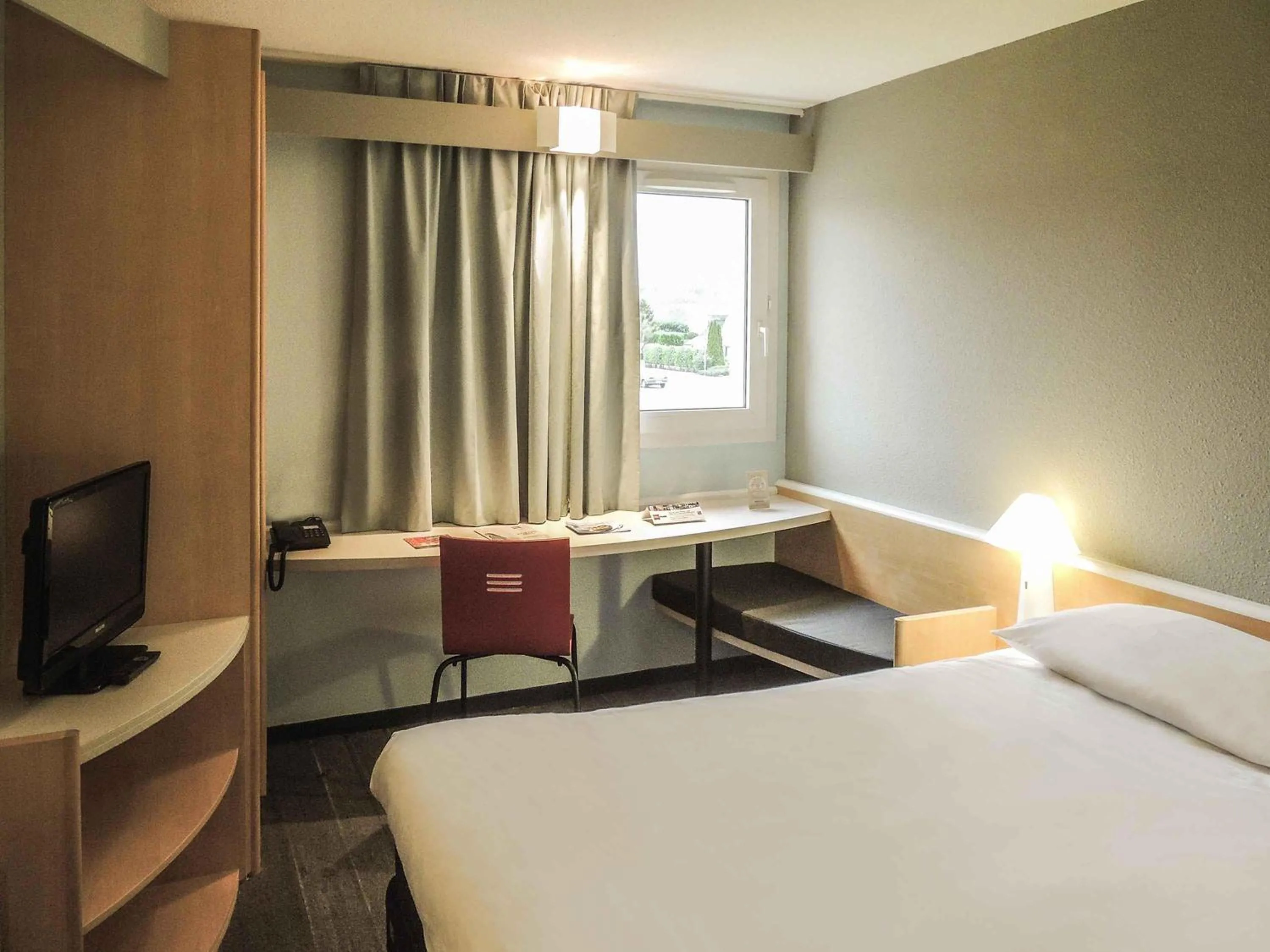 Bedroom, Bed in Ibis Auray