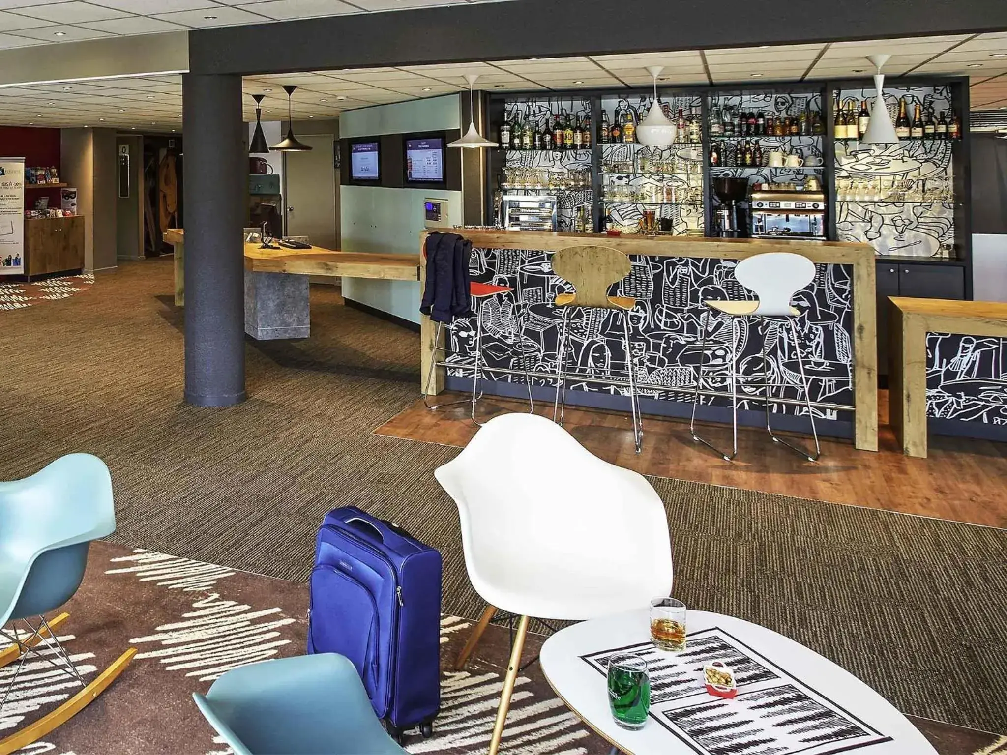 Lounge or bar in Ibis Auray Lounge or bar in Ibis Auray