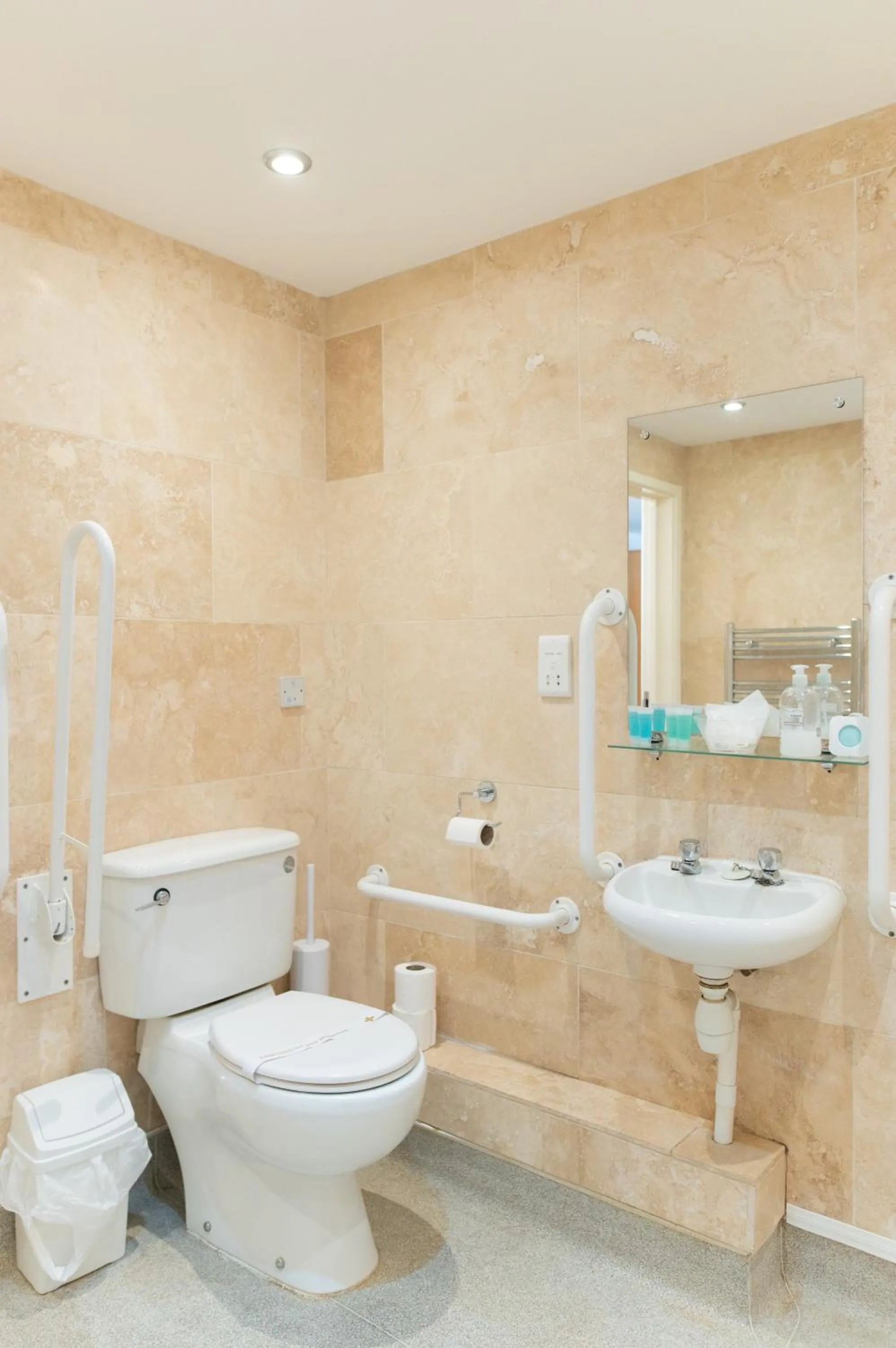 Toilet in Deangate Motel