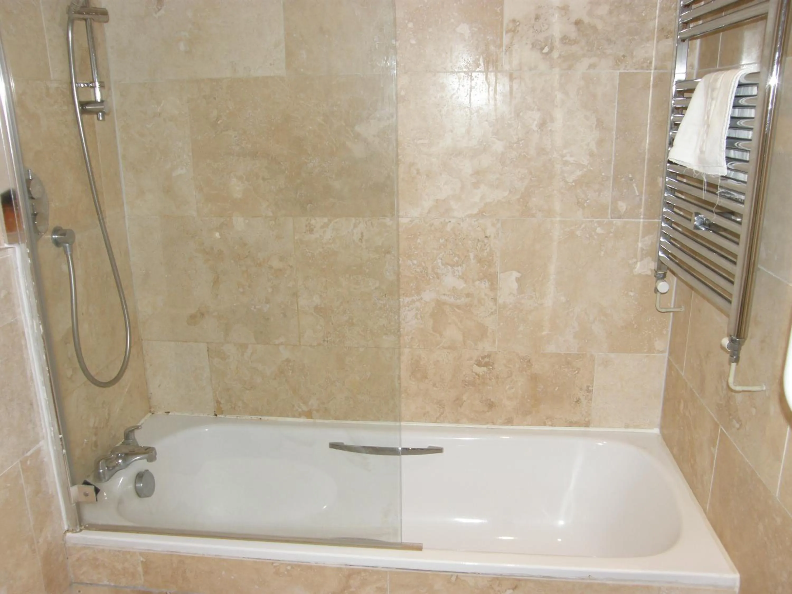 Bathroom in Deangate Motel