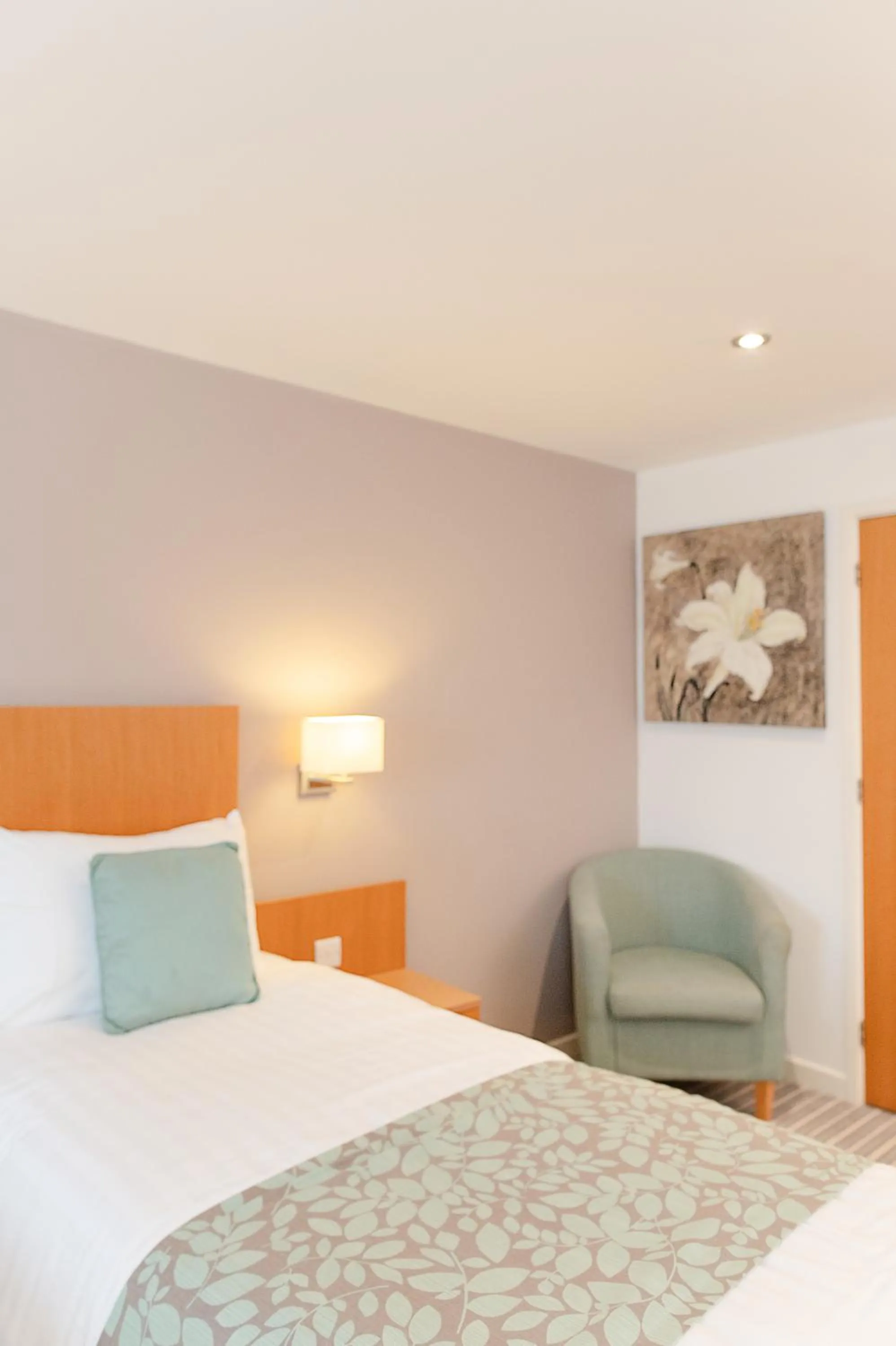 Seating area, Bed in Deangate Motel